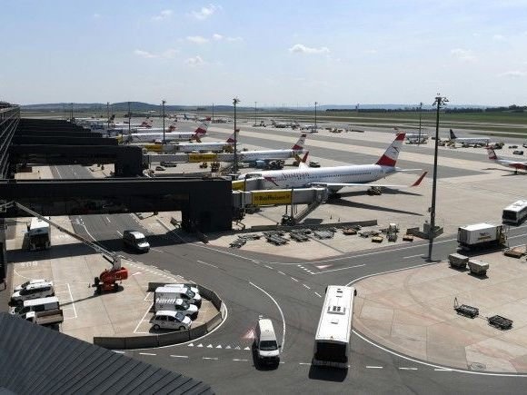 Am Flughafen Wien wird zurzeit die historische Schau "100 Jahre Luftpost" gezeigt.