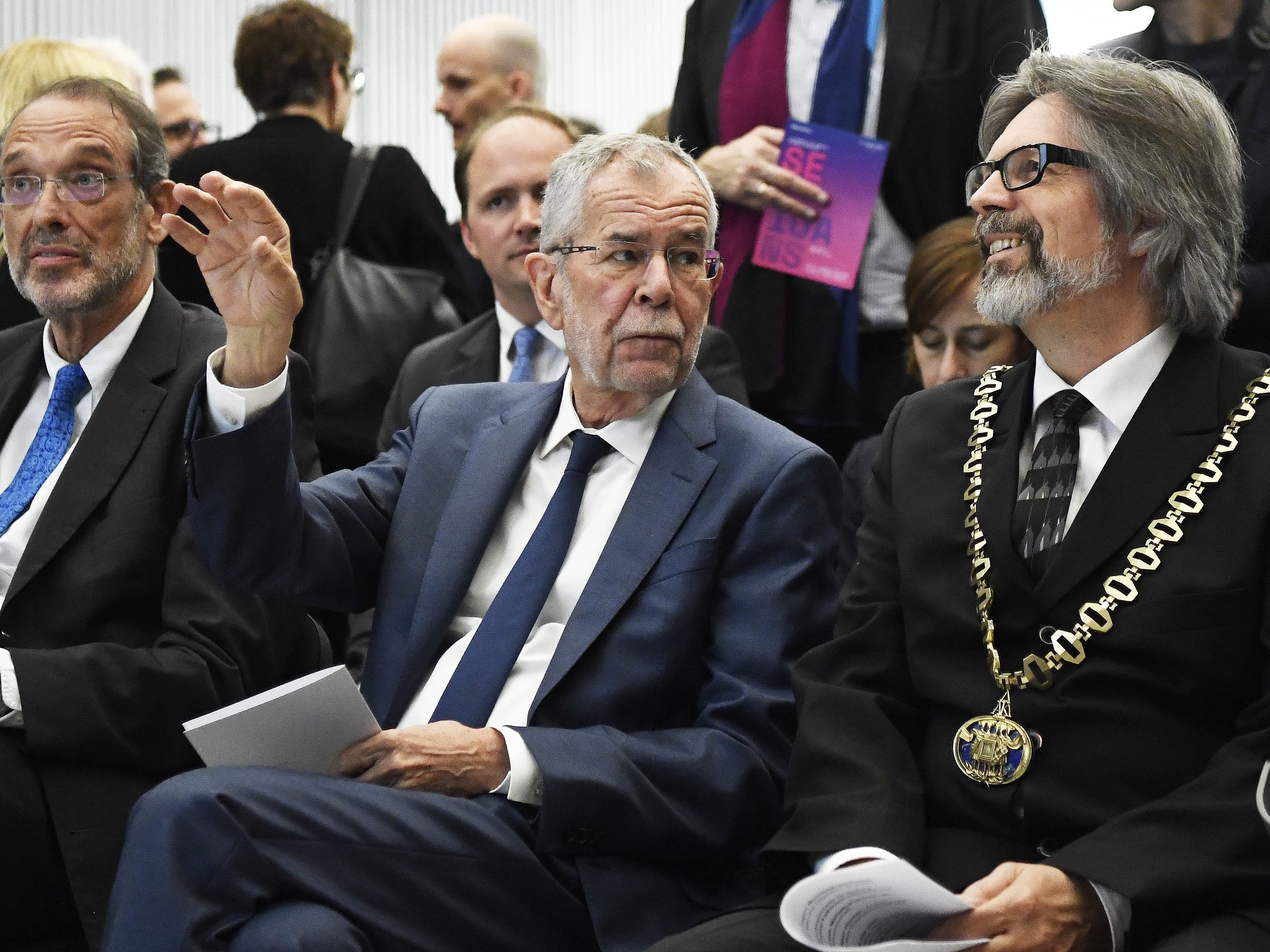 Der Festakt wurde mit Reden, Interviews und einem Vortrag gestaltet.