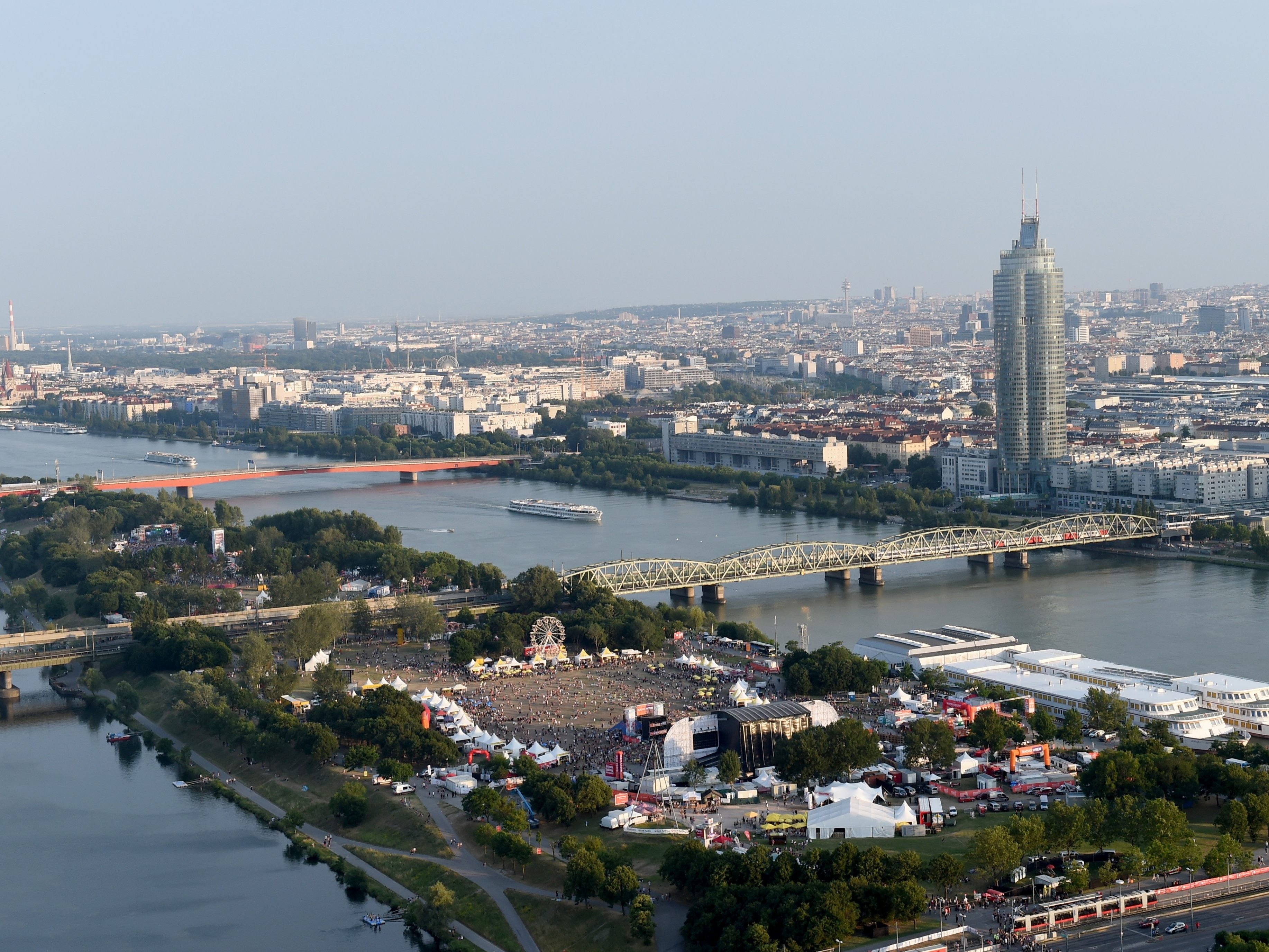 Zahlreiche heimische KünstlerInnen präsentieren sich heuer am 35. Wiener Donauinselfest. Zahlreiche heimische KünstlerInnen präsentieren sich heuer am 35. Wiener Donauinselfest.