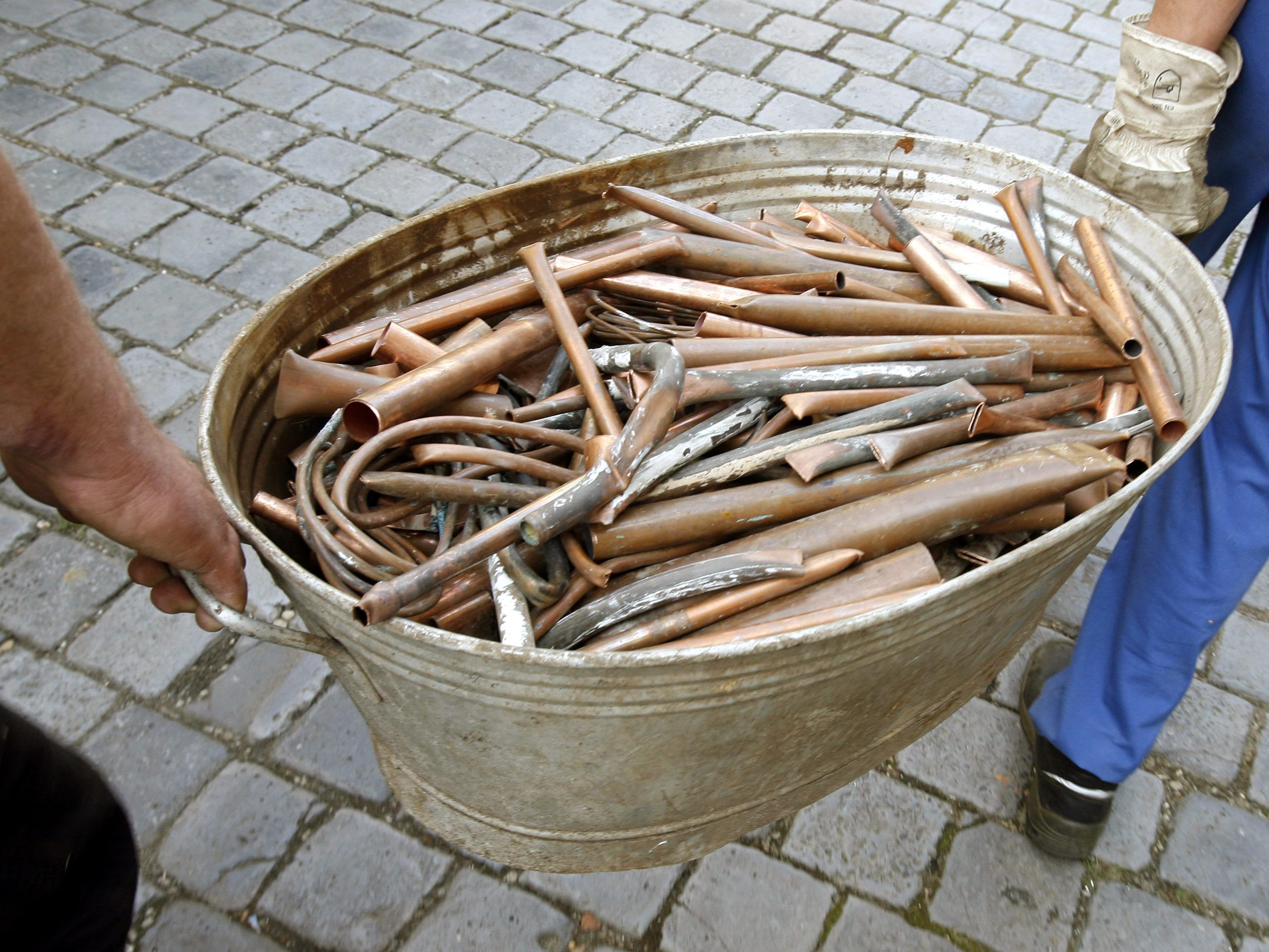 Die Diebe stahlen bereits mehrere Tonnen Kupfer. Die Diebe stahlen bereits mehrere Tonnen Kupfer.