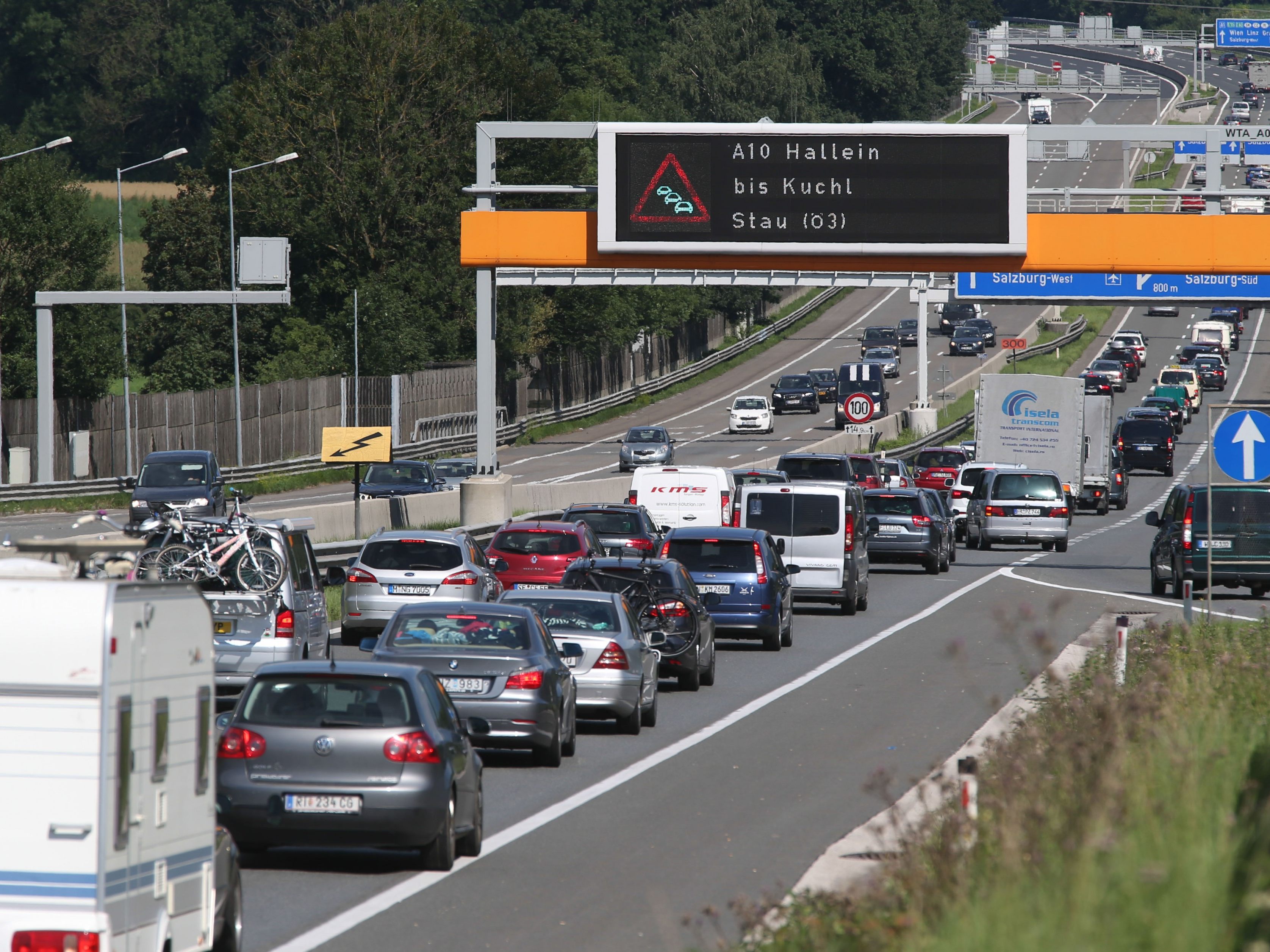 ARBÖ rät zu untypischen Reisezeiten um Staubildung am Pfingstwochenende zu vermeiden. ARBÖ rät zu untypischen Reisezeiten um Staubildung am Pfingstwochenende zu vermeiden.