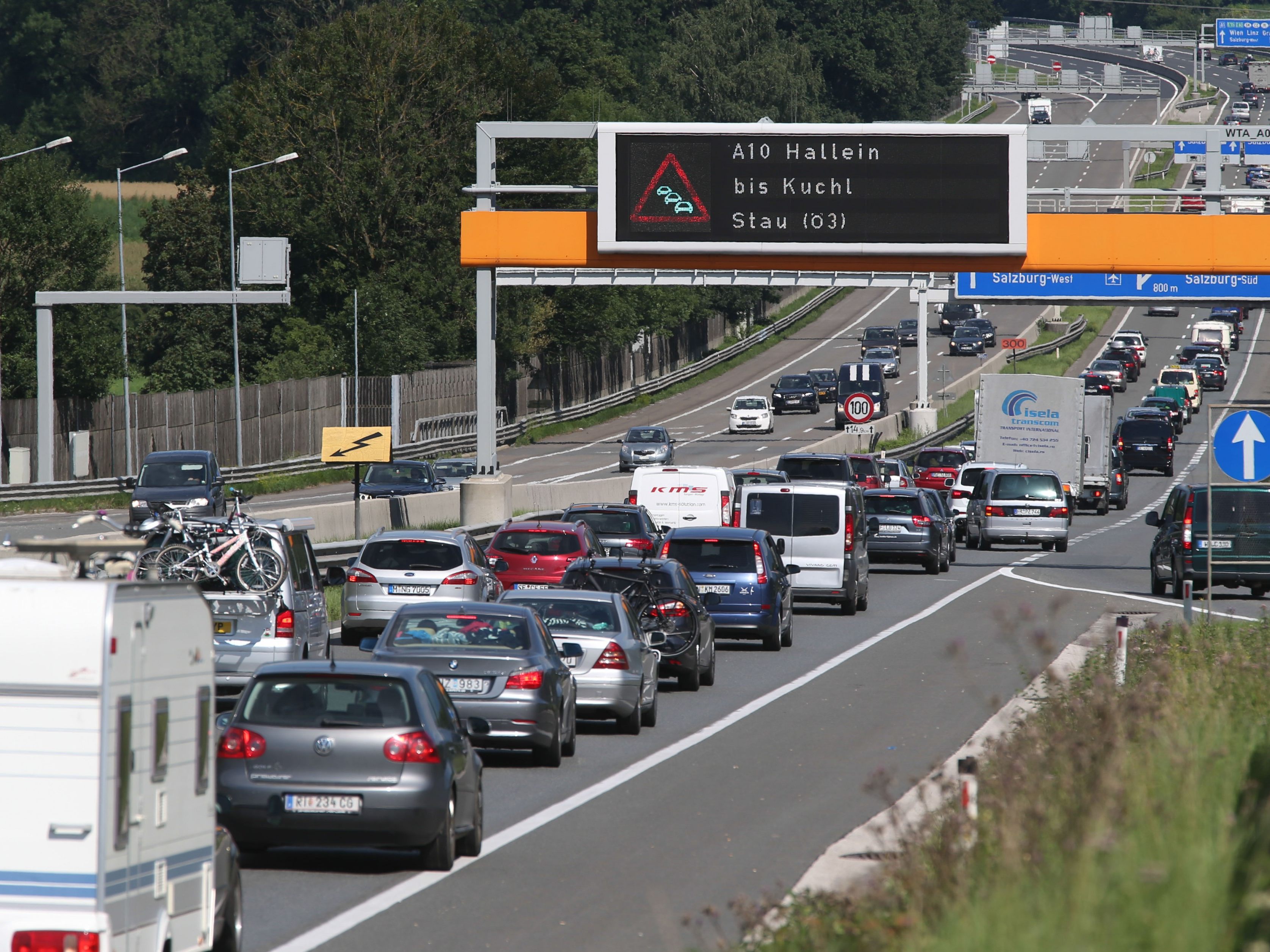 ARBÖ rät zu untypischen Reisezeiten um Staubildung am Pfingstwochenende zu vermeiden.