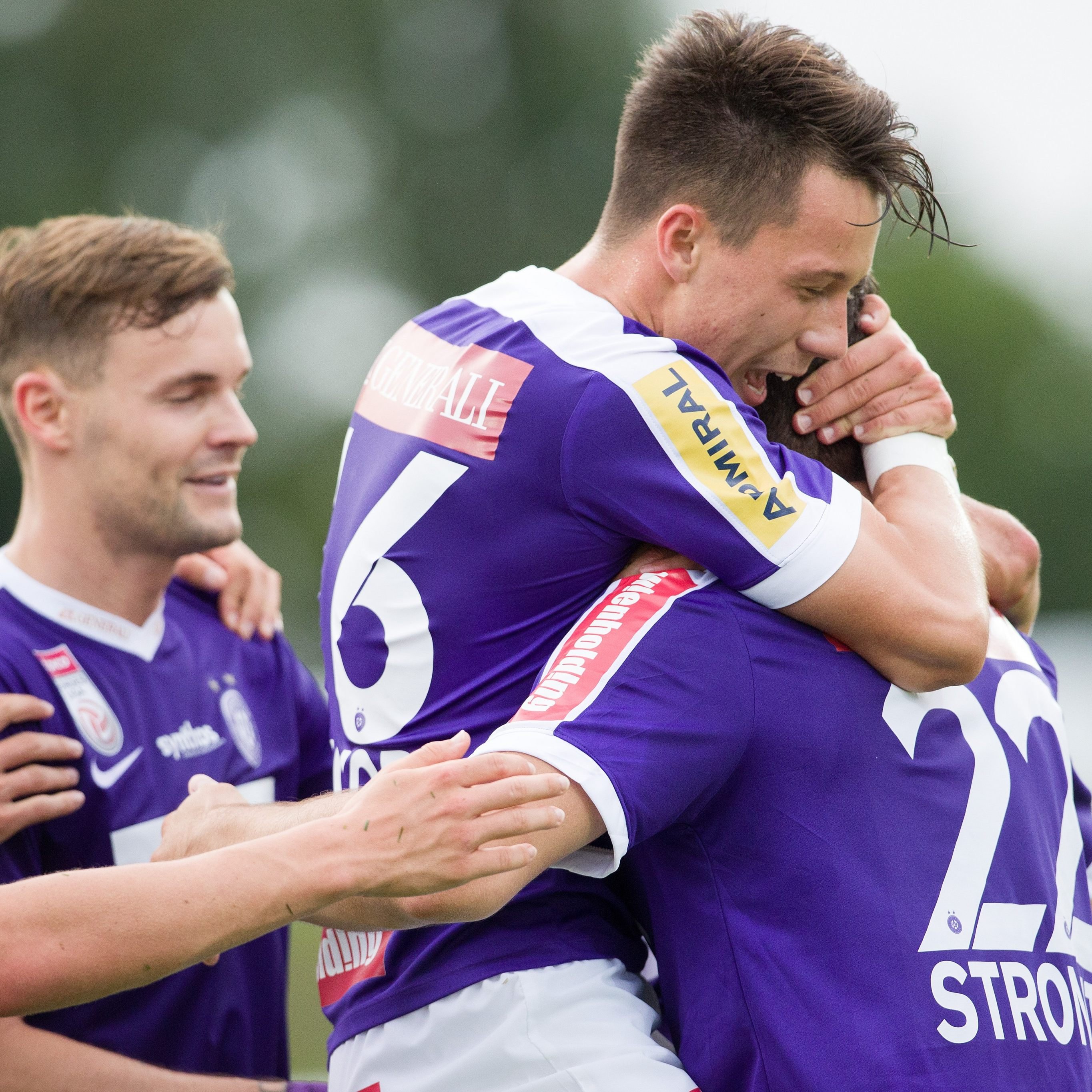 Die Wiener Austria freut sich sichtlich über den Sieg über Salzburg.