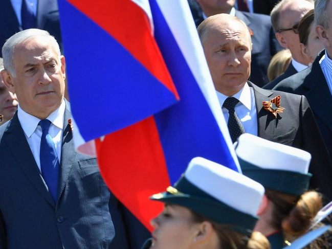 Benjamin Netanyahu und Wladimir Putin bei einer Militärparade in Moskau. Benjamin Netanyahu und Wladimir Putin bei einer Militärparade in Moskau.