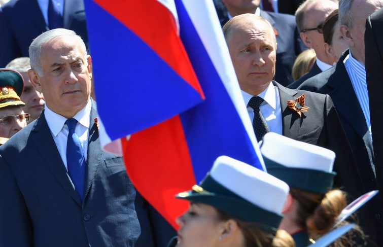 Benjamin Netanyahu und Wladimir Putin bei einer Militärparade in Moskau. Benjamin Netanyahu und Wladimir Putin bei einer Militärparade in Moskau.