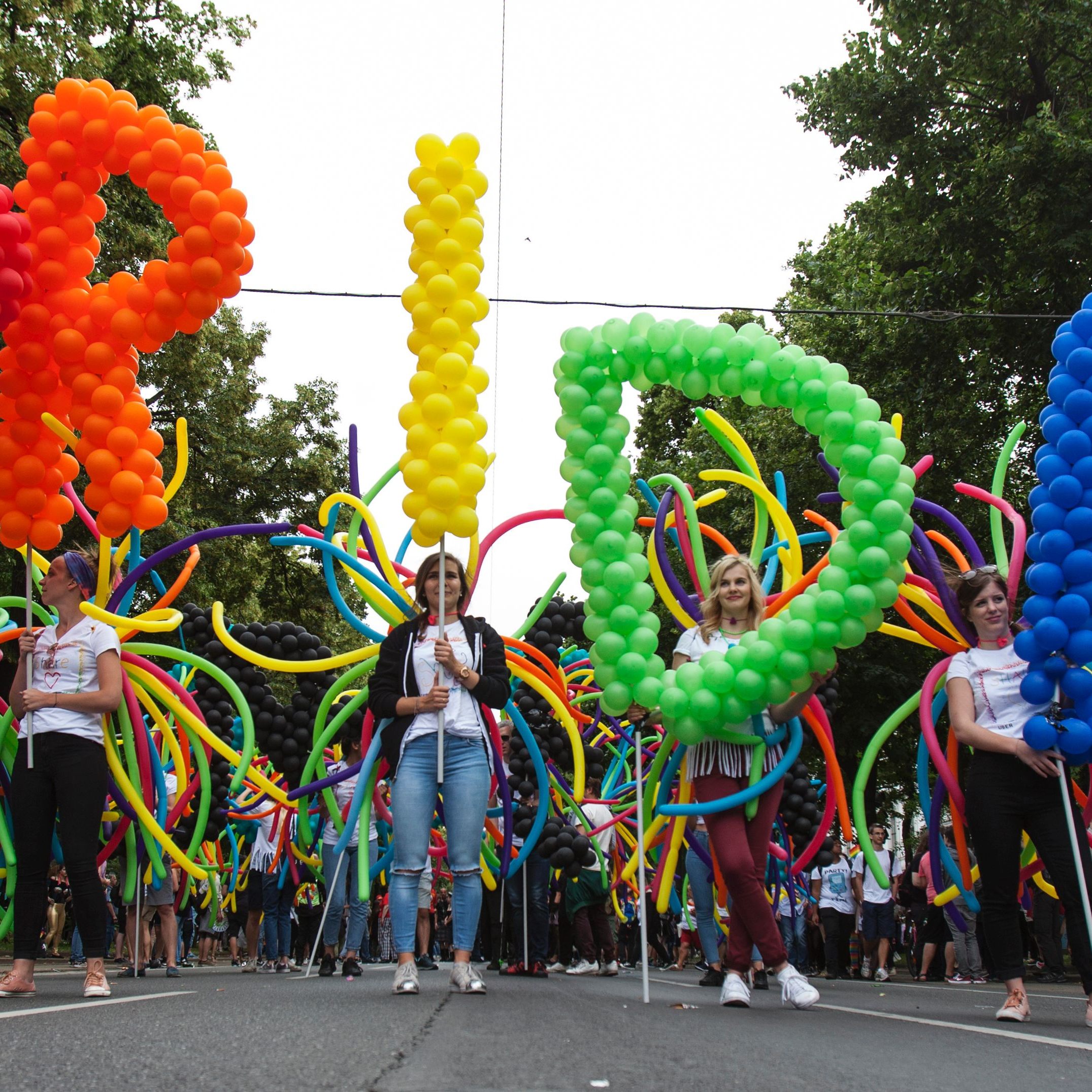 Die Wiener Regenbogenparade zieht auch 2018 wieder um den Ring.