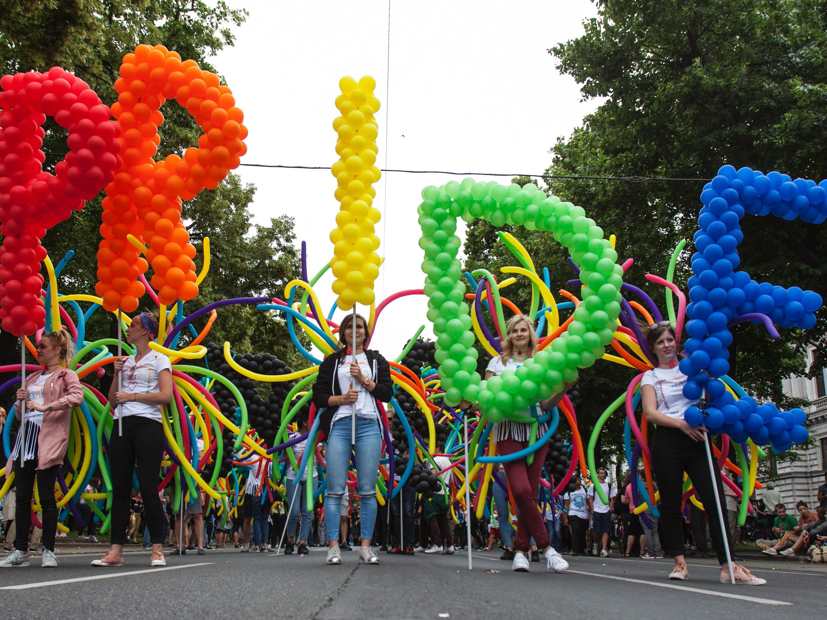 Die Wiener Regenbogenparade zieht auch 2018 wieder um den Ring.