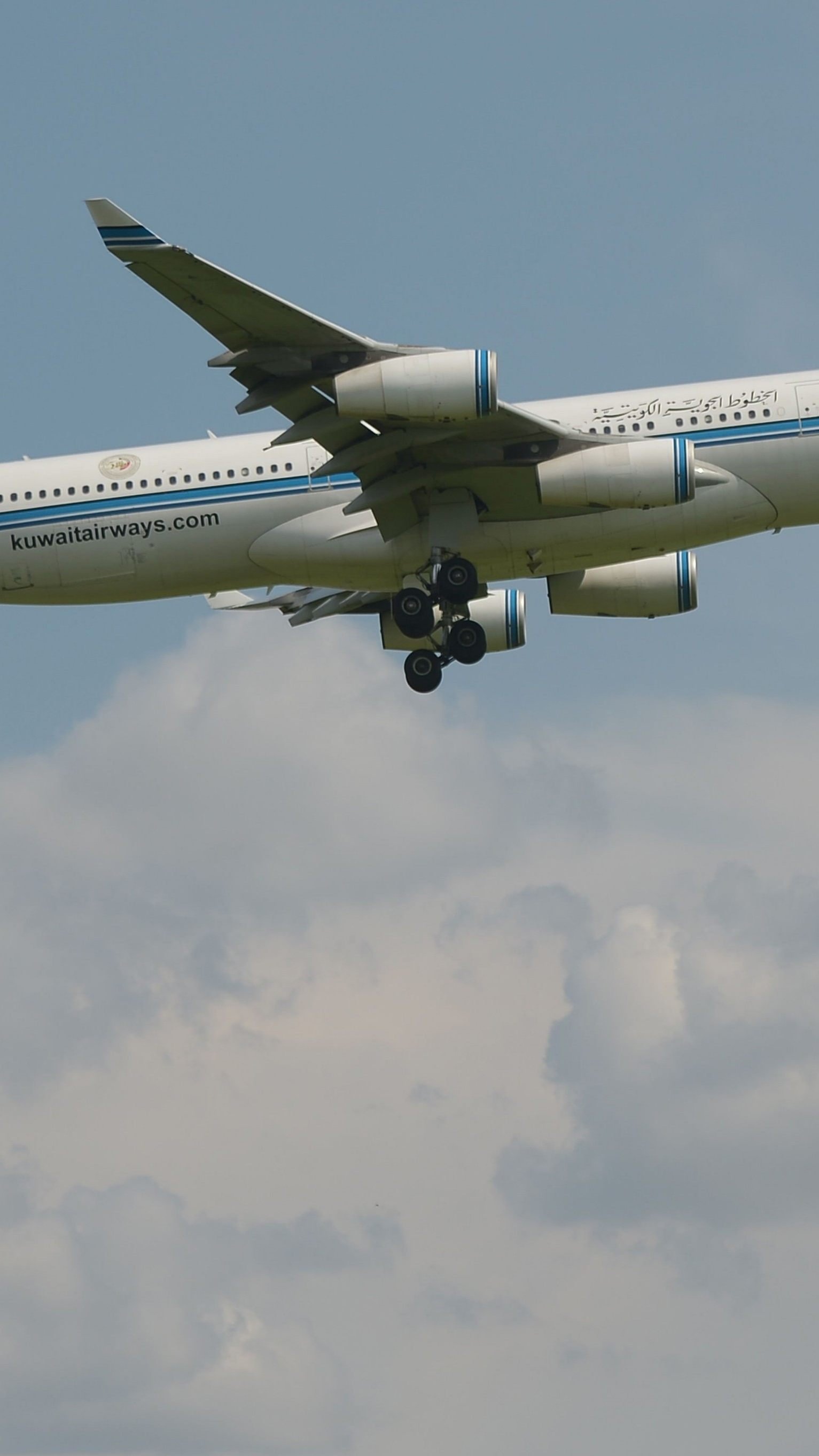 Die ÖVP kritisiert die Vergabe von Landerechten an Kuwait Airways in Wien.