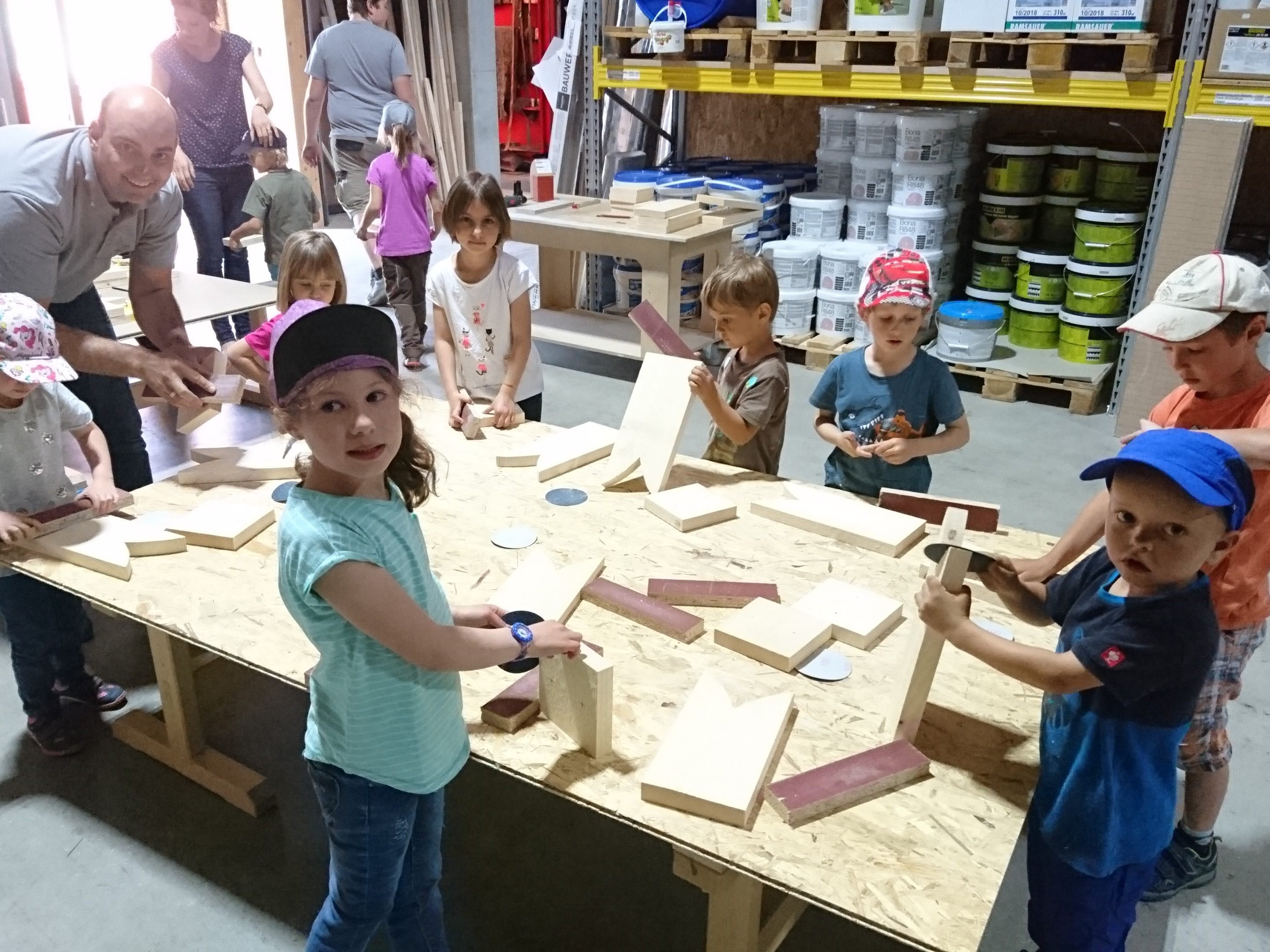 Bei unserem Ausflug zur Firma "Weiler Möbel" durften wir neben der Besichtigung, beim Holzeulen Werken selbst mit an packen.