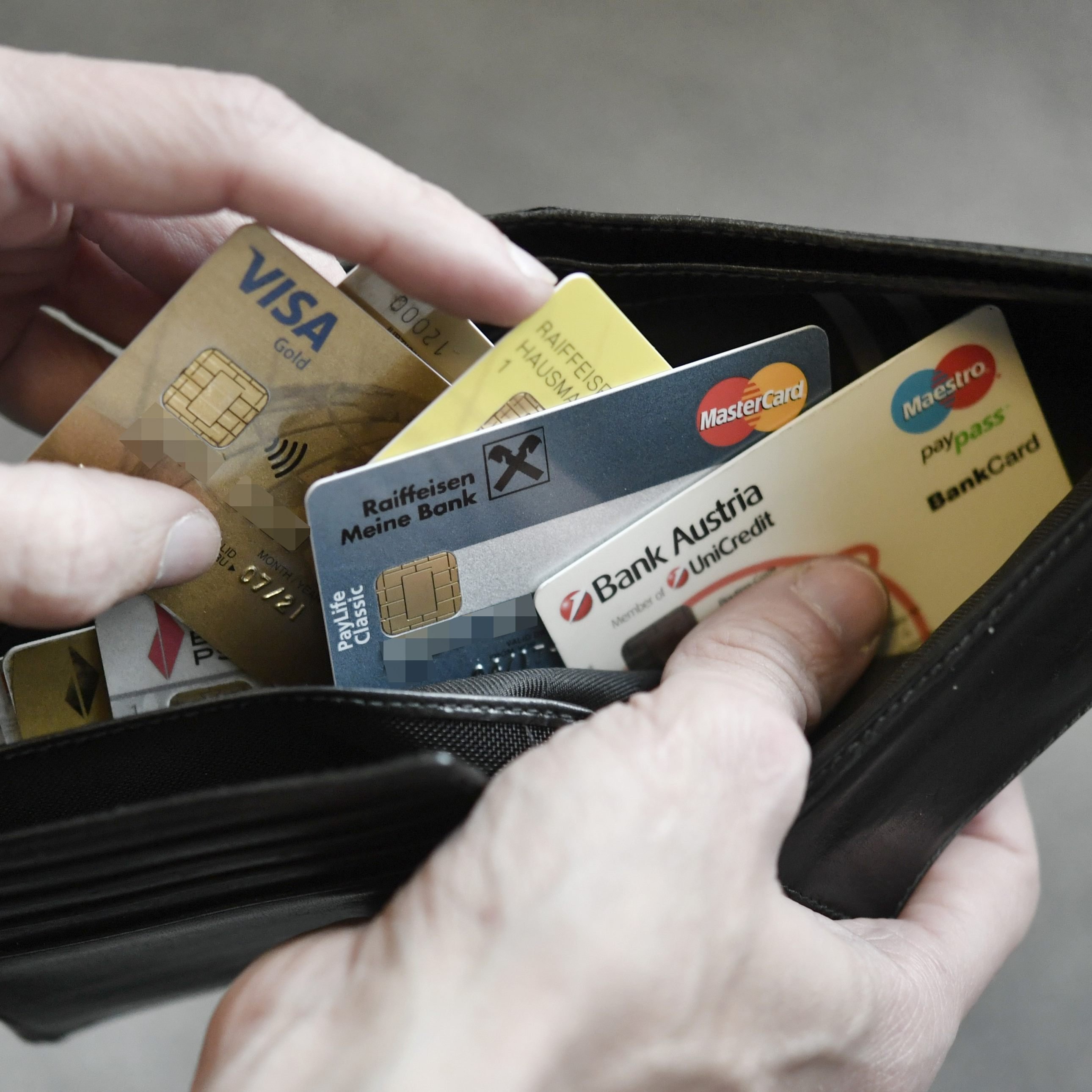 Österreicher zahlen immer häufiger mit Bankomatkarte.