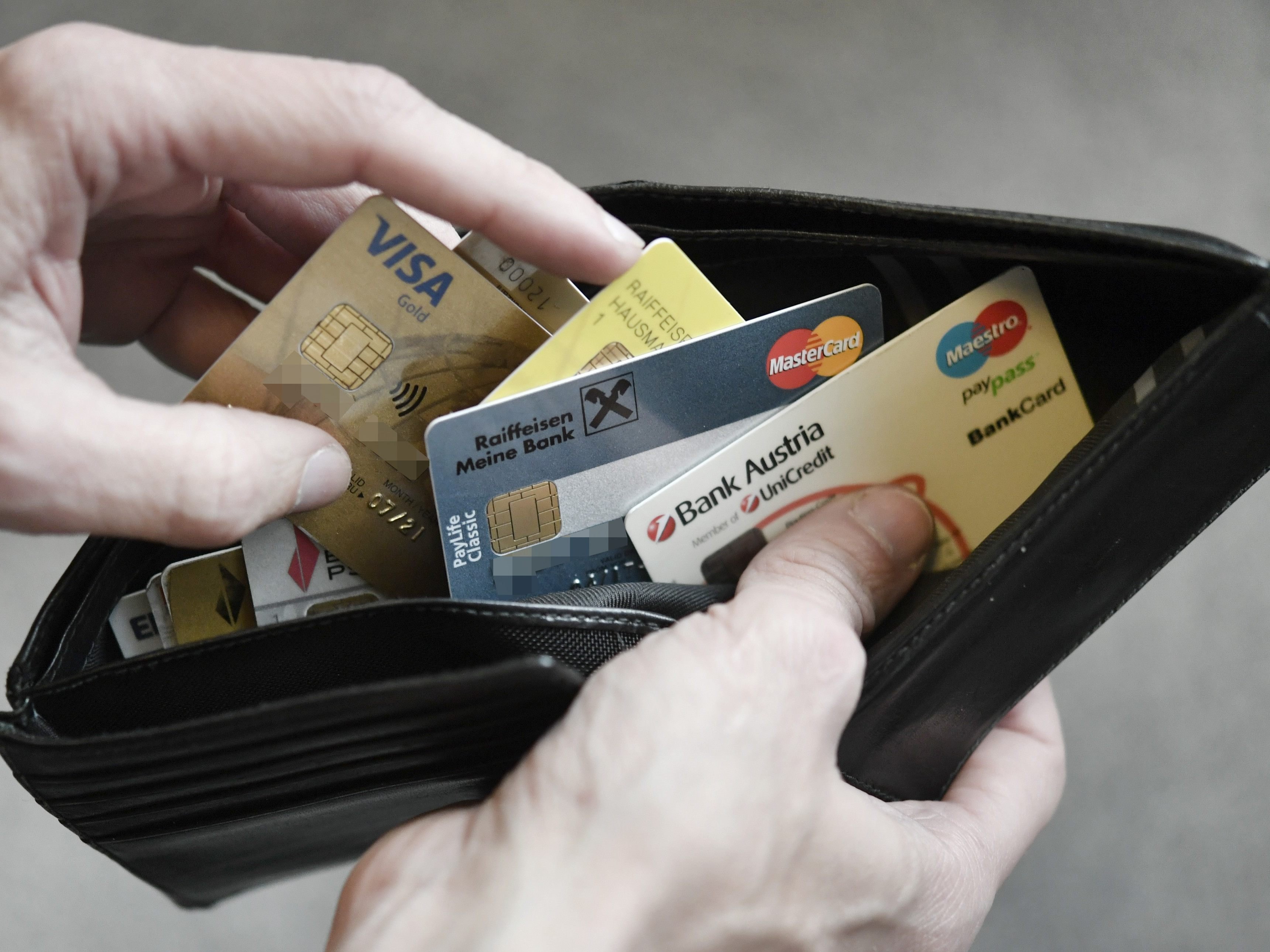 Österreicher zahlen immer häufiger mit Bankomatkarte. Österreicher zahlen immer häufiger mit Bankomatkarte.