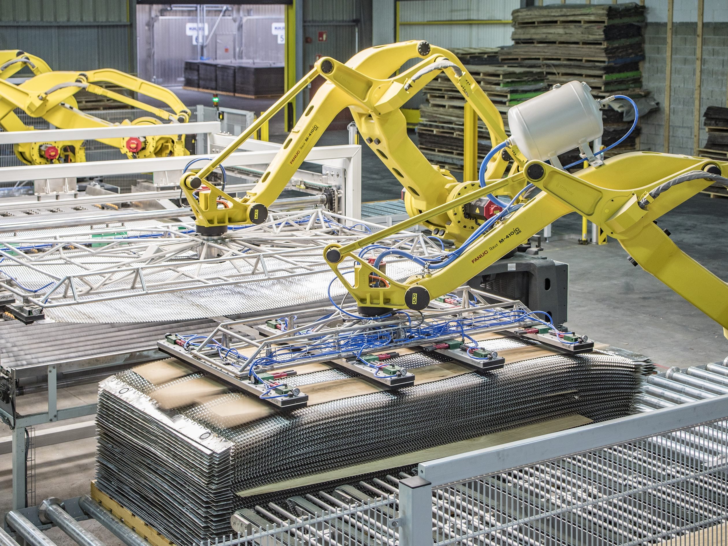 Durch die Erweiterung bei Danzer Frankreich erhöht sich die Produktionskapazität um 20.000 m3 – die neue Produktionsstraße ist stark automatisiert und mit sechs Robotern ausgestattet.