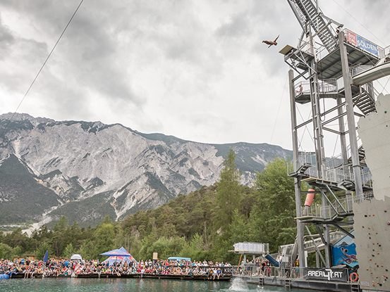 Unfassbare Sprünge aus spektakulären 27 Metern Höhe