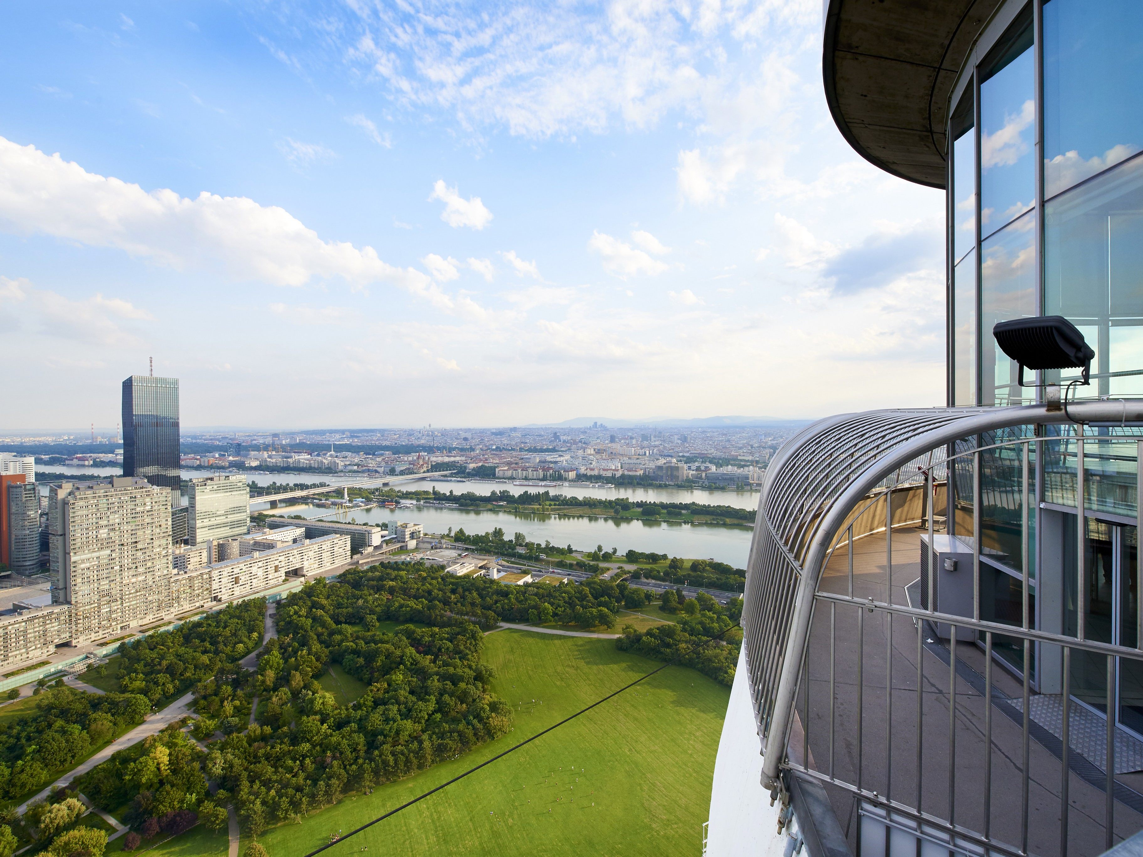 Der Donauturm mit Ausblick Richtung Donaucity.