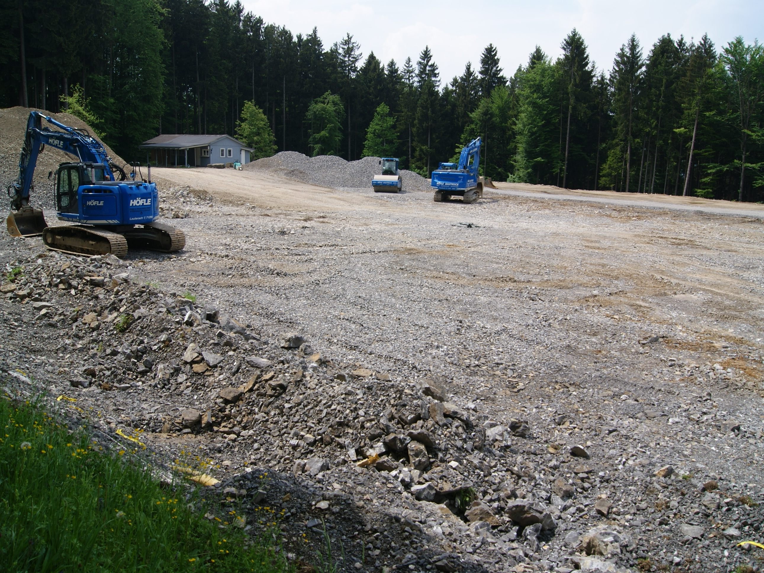 Arbeiten am Fußballplatz Übersaxen