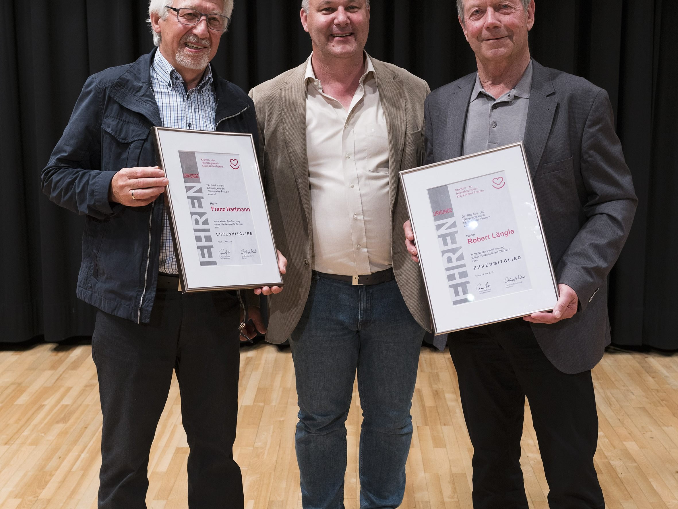 Die neu ernannten Ehrenmitglieder Robert Längle (re.) und Franz Hartmann (li.) mit Obmann Christoph Wund.