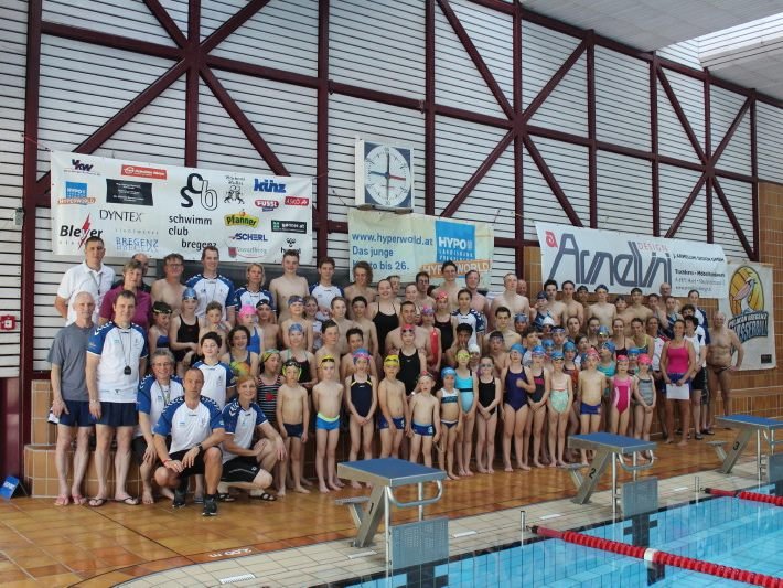 Begeisterte SchwimmsportlerInnen im Bregenzer Hallenbad