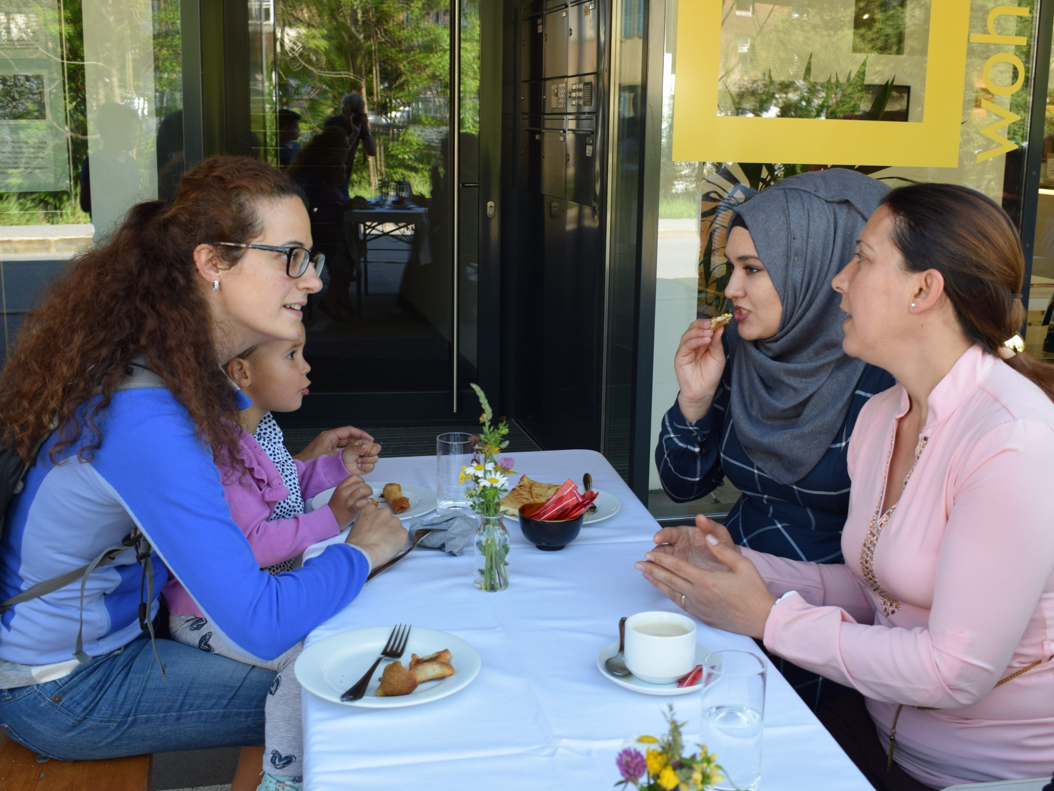 Reger Gedankenaustausch von syrischen und österreichischen Frauen. Reger Gedankenaustausch von syrischen und österreichischen Frauen.