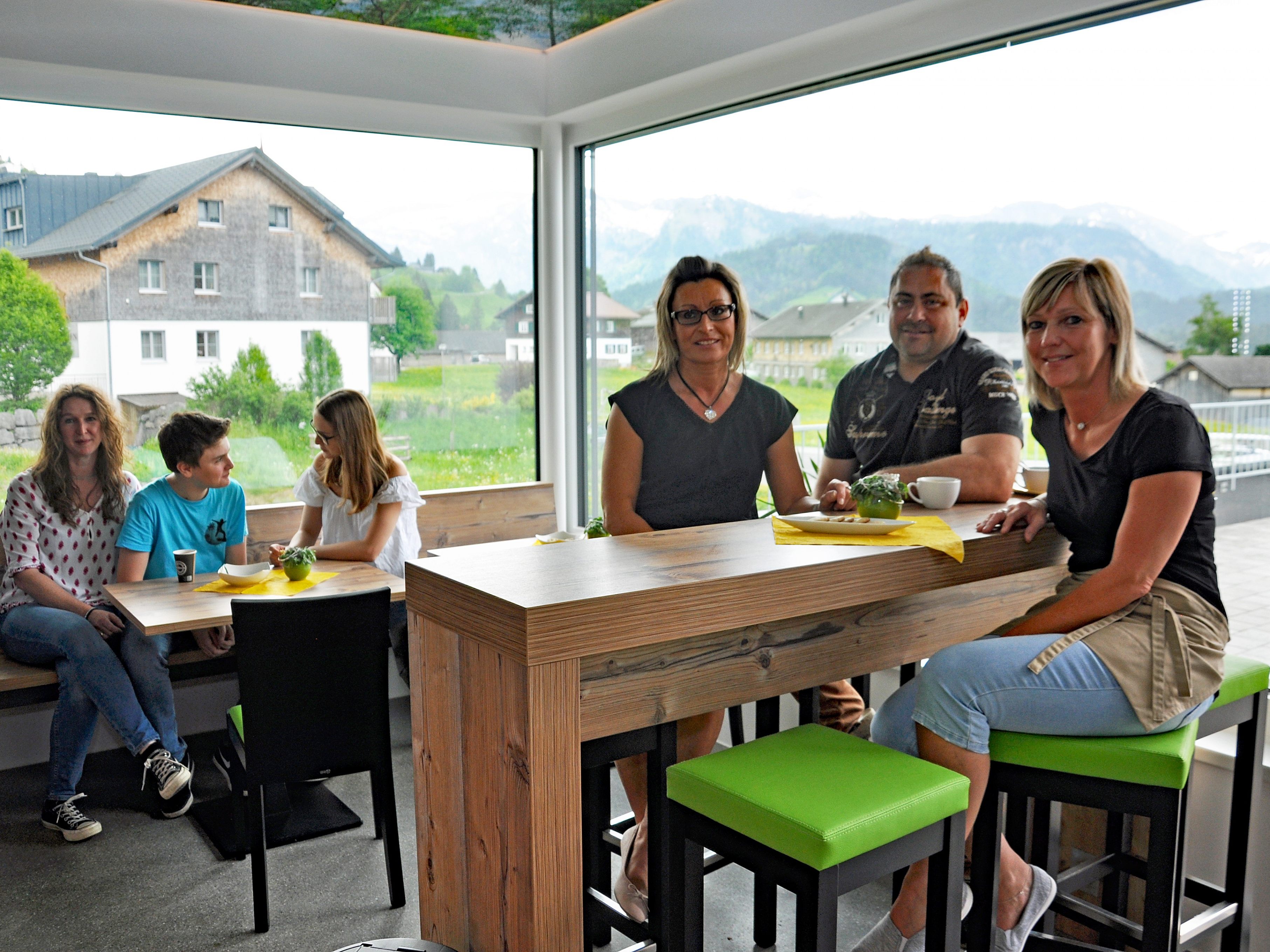 Chef August Dorner mit Team und Familie laden zum großen Eröffnungsevent.