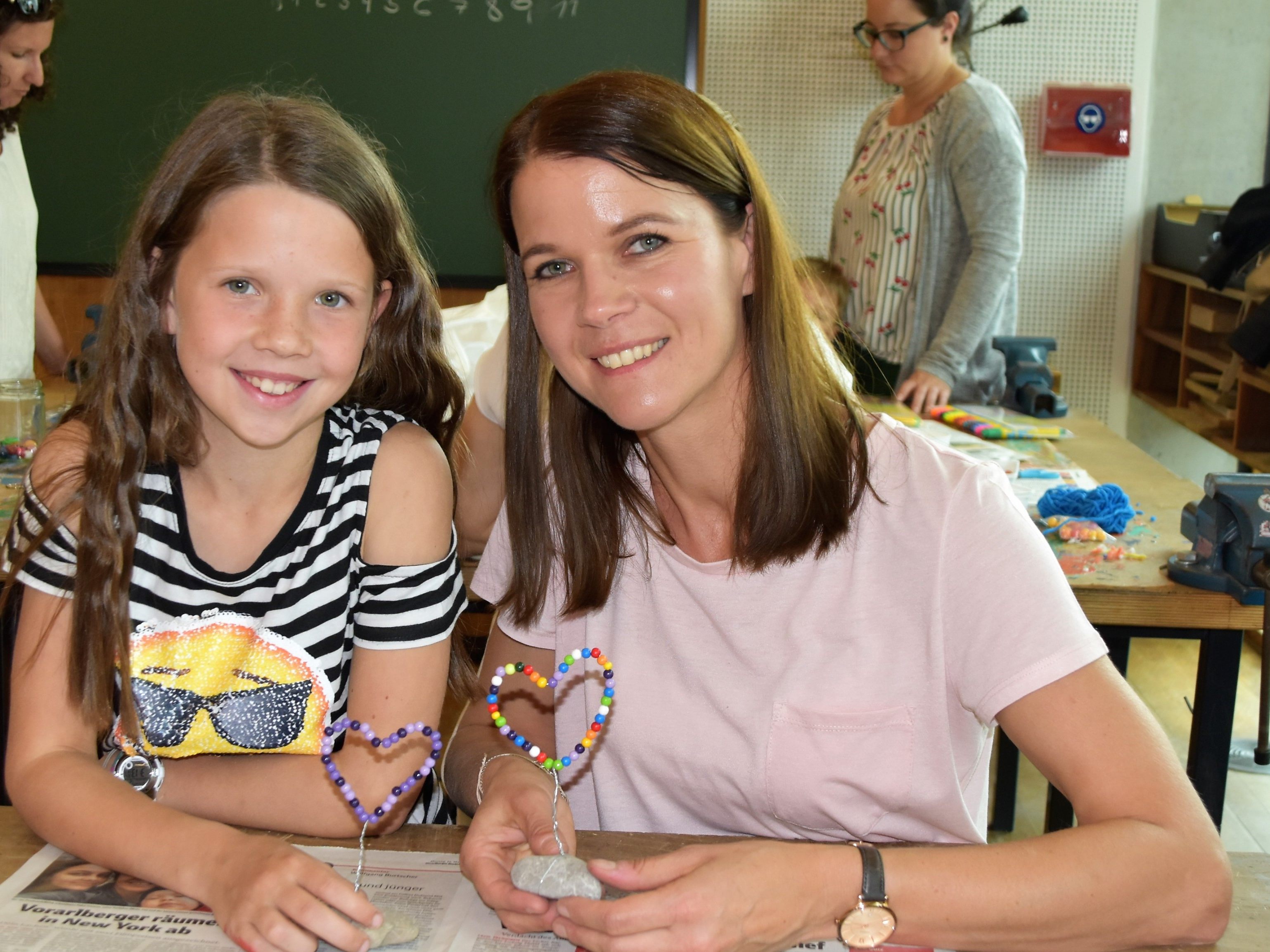 Ida und Claudia helfen mit