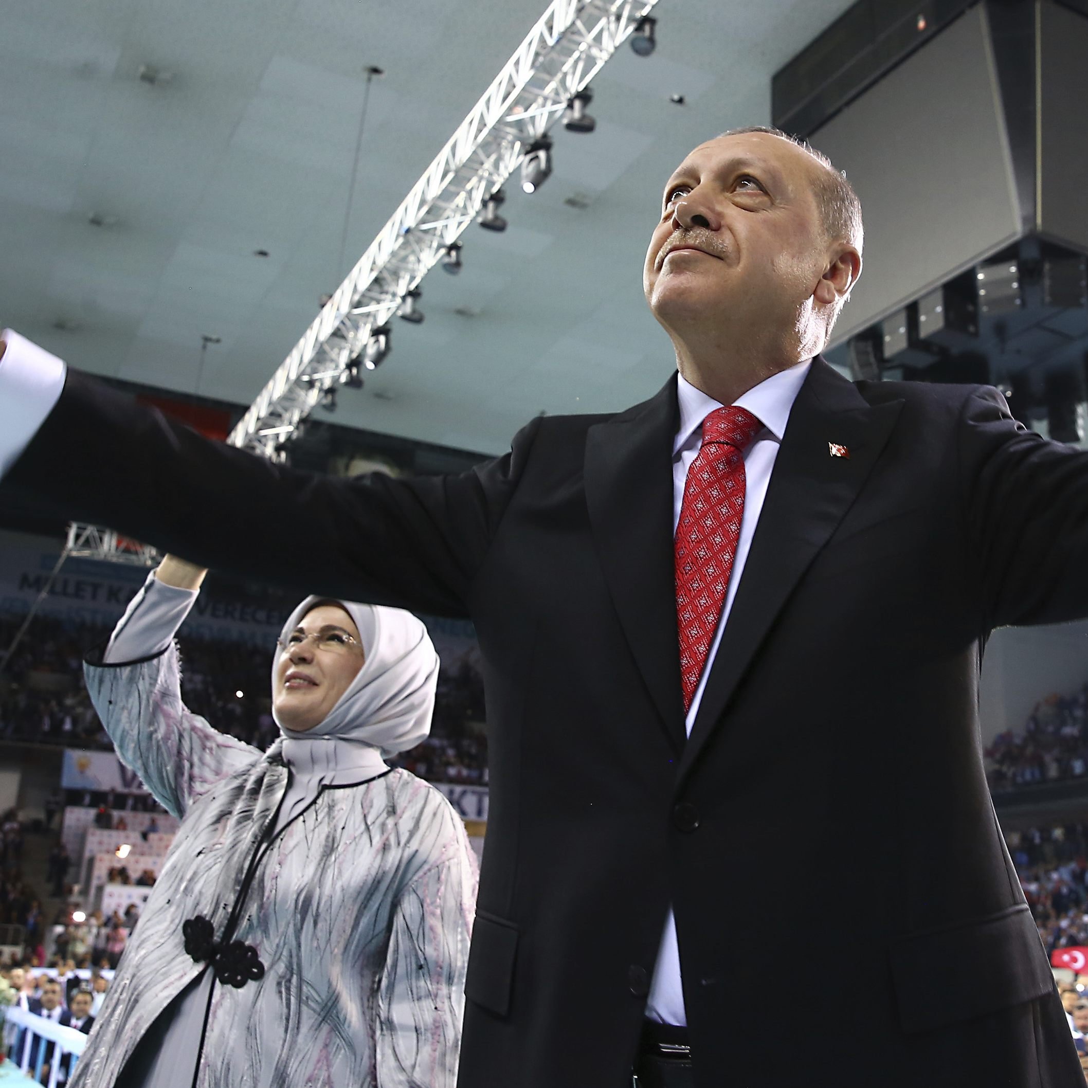 "Brüder" mit Euros und Dollars sollen Präsident Erdogan dabei helfen, "dieses Spiel zu zerstören".