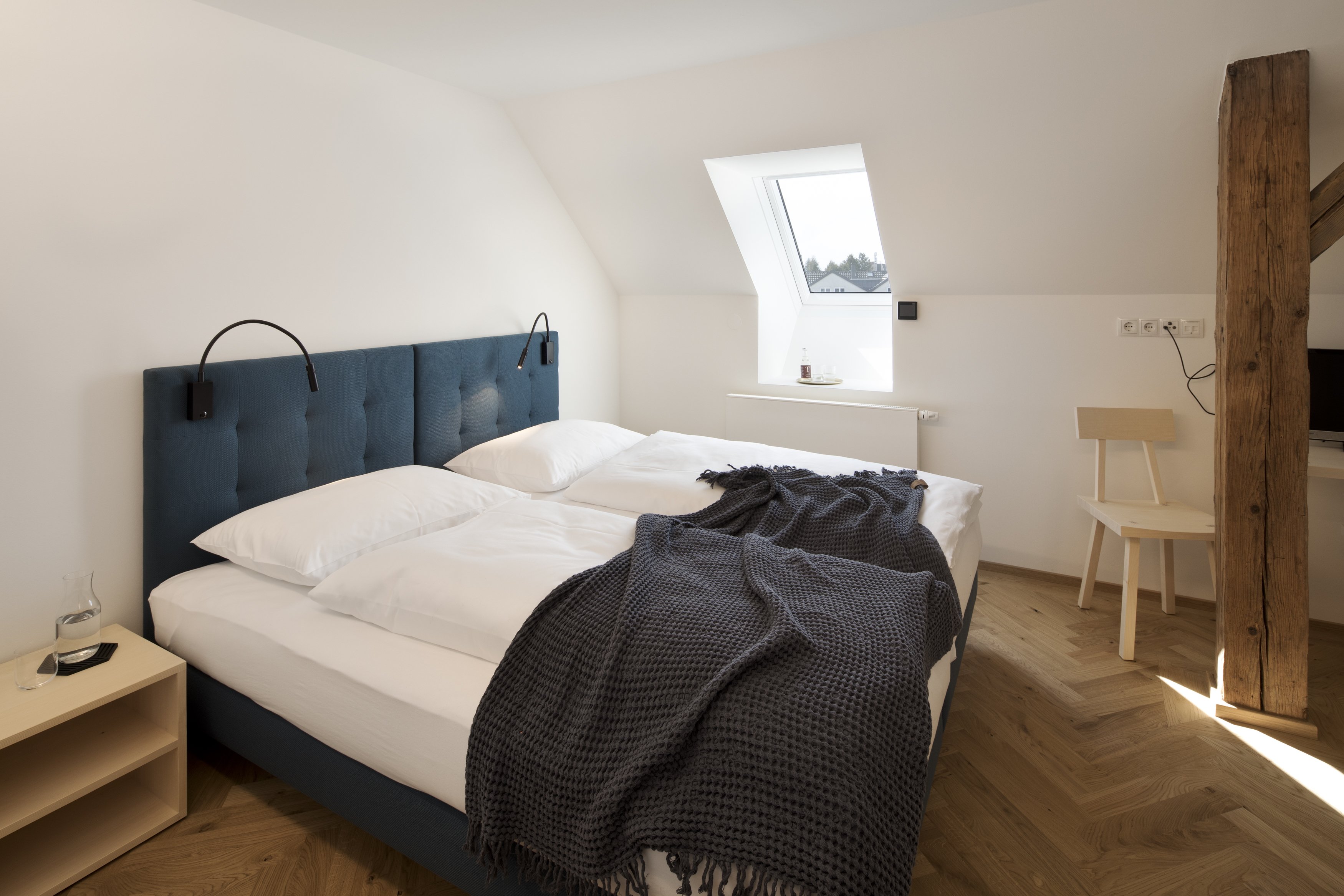 Das Gästehaus Krone ist ein reiner Nächtigungsbetrieb mit 19 Einzelzimmern, Doppelzimmern und Studios. Das Gästehaus Krone ist ein reiner Nächtigungsbetrieb mit 19 Einzelzimmern, Doppelzimmern und Studios.