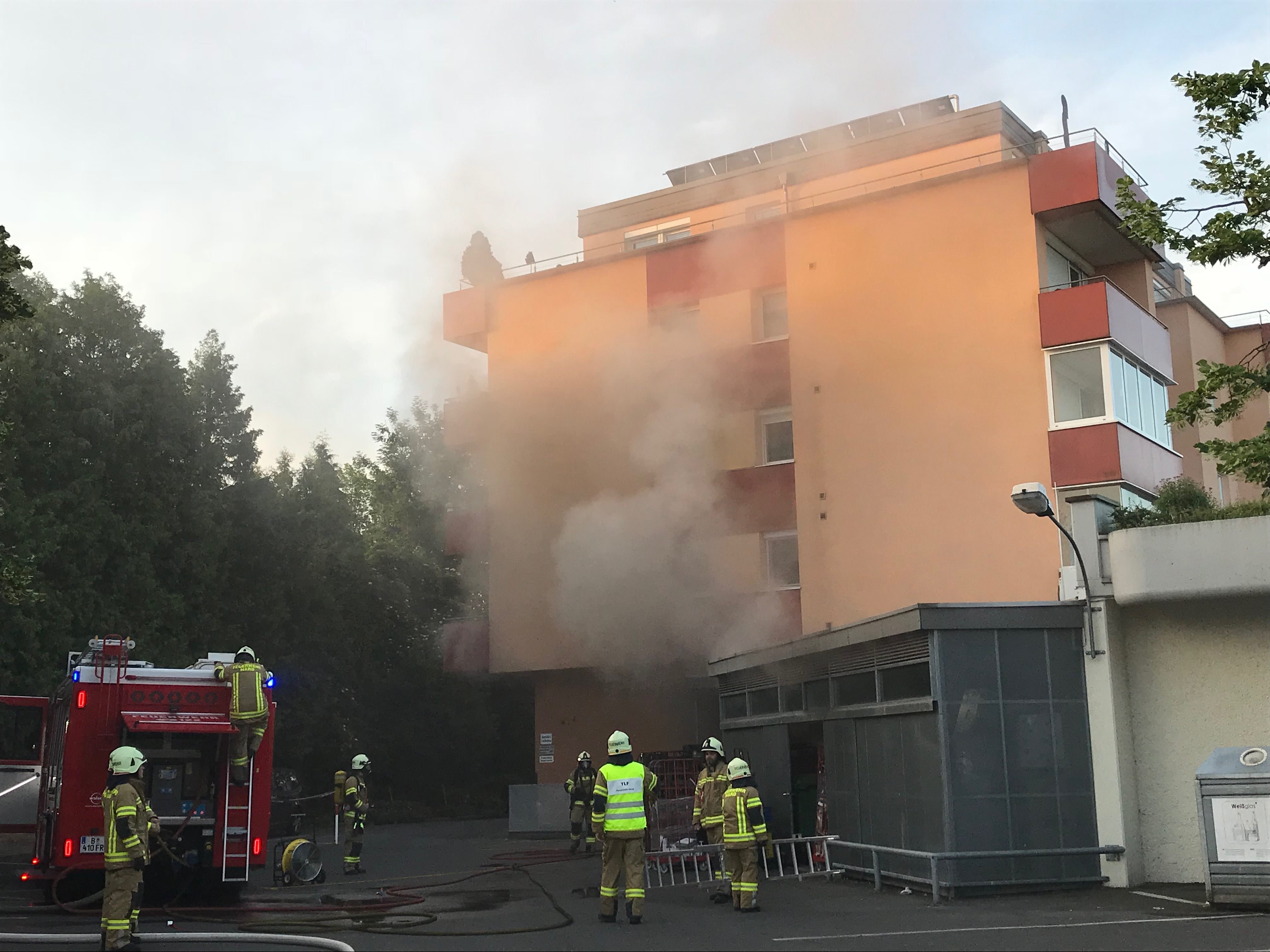 Die Personen im angebauten Gebäude mussten evakuiert werden. Die Personen im angebauten Gebäude mussten evakuiert werden.