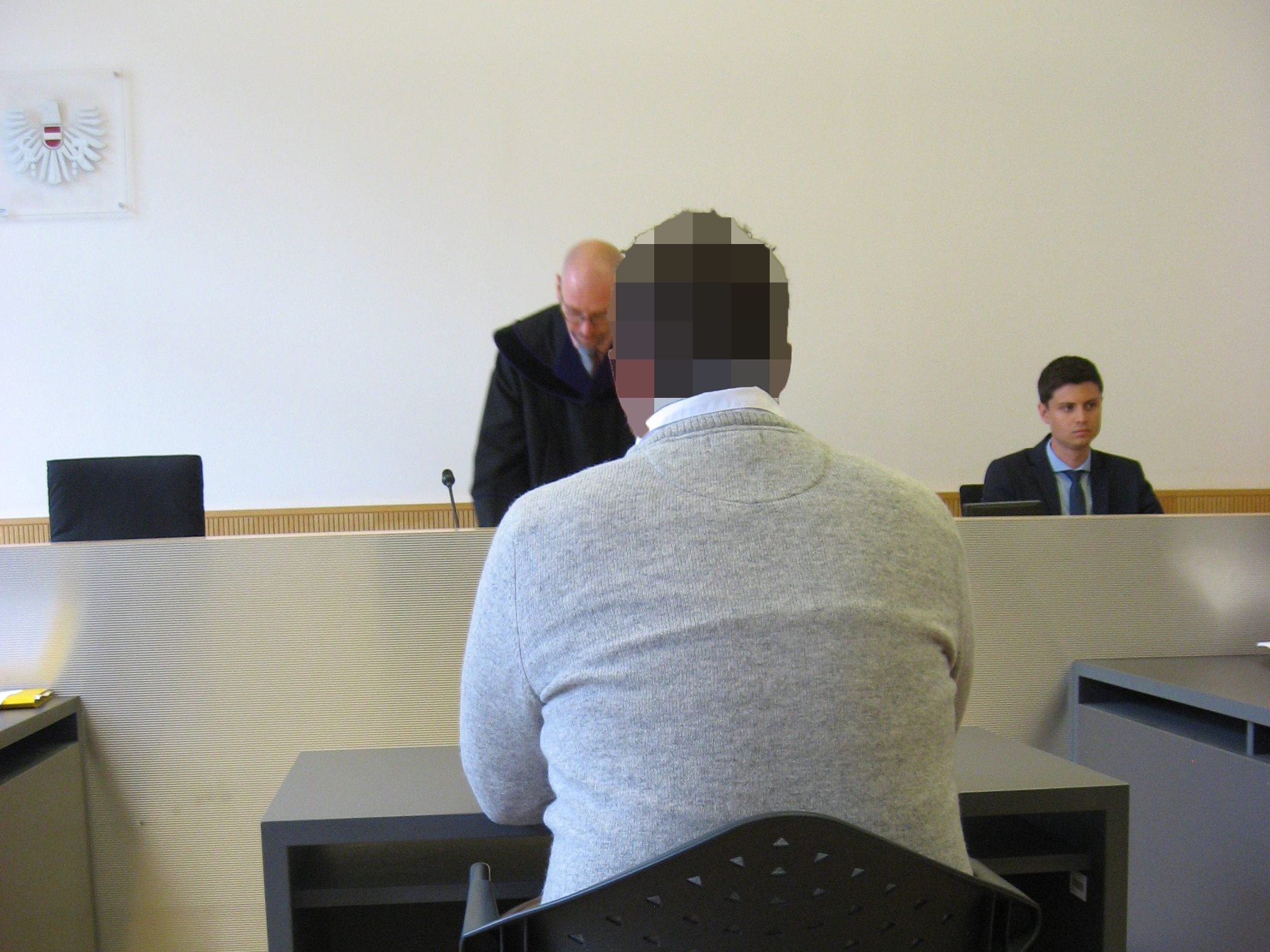 Ein 27-jähriger Oberkellner muss sich heute vor Gericht verantworten.