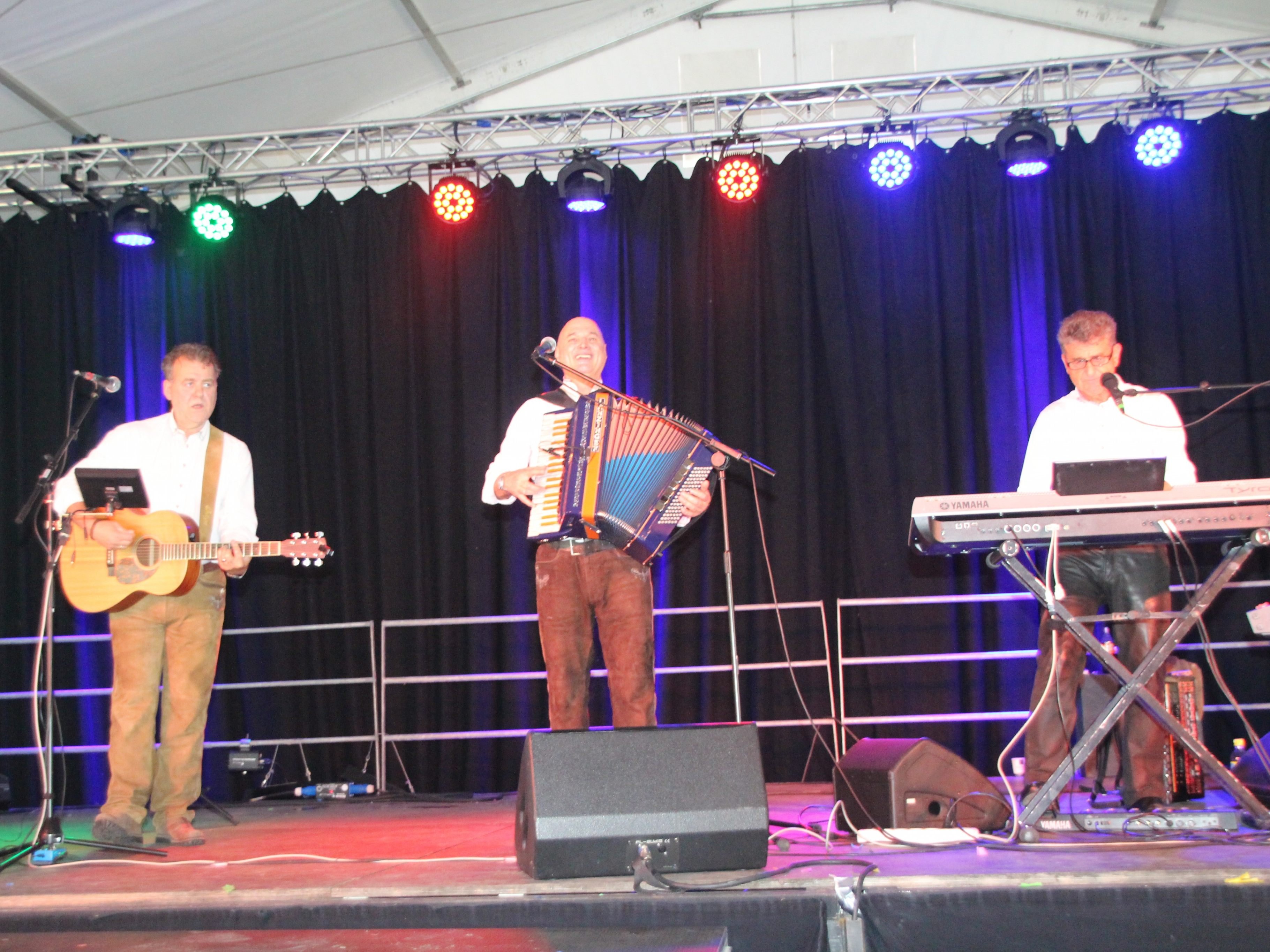Das Trio Gerhard Gabriel spielte zum Tanz und Mitschunkeln auf. Das Trio Gerhard Gabriel spielte zum Tanz und Mitschunkeln auf.