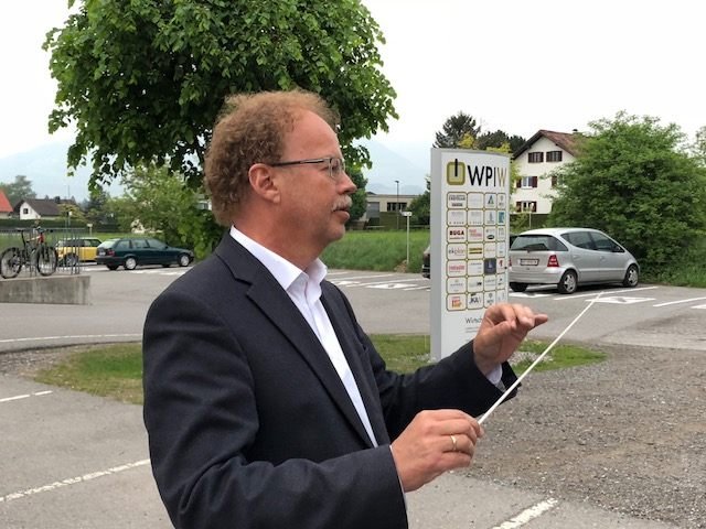 Bürgermeister Florian Kasseroler hat den Taktstock fest im Griff.