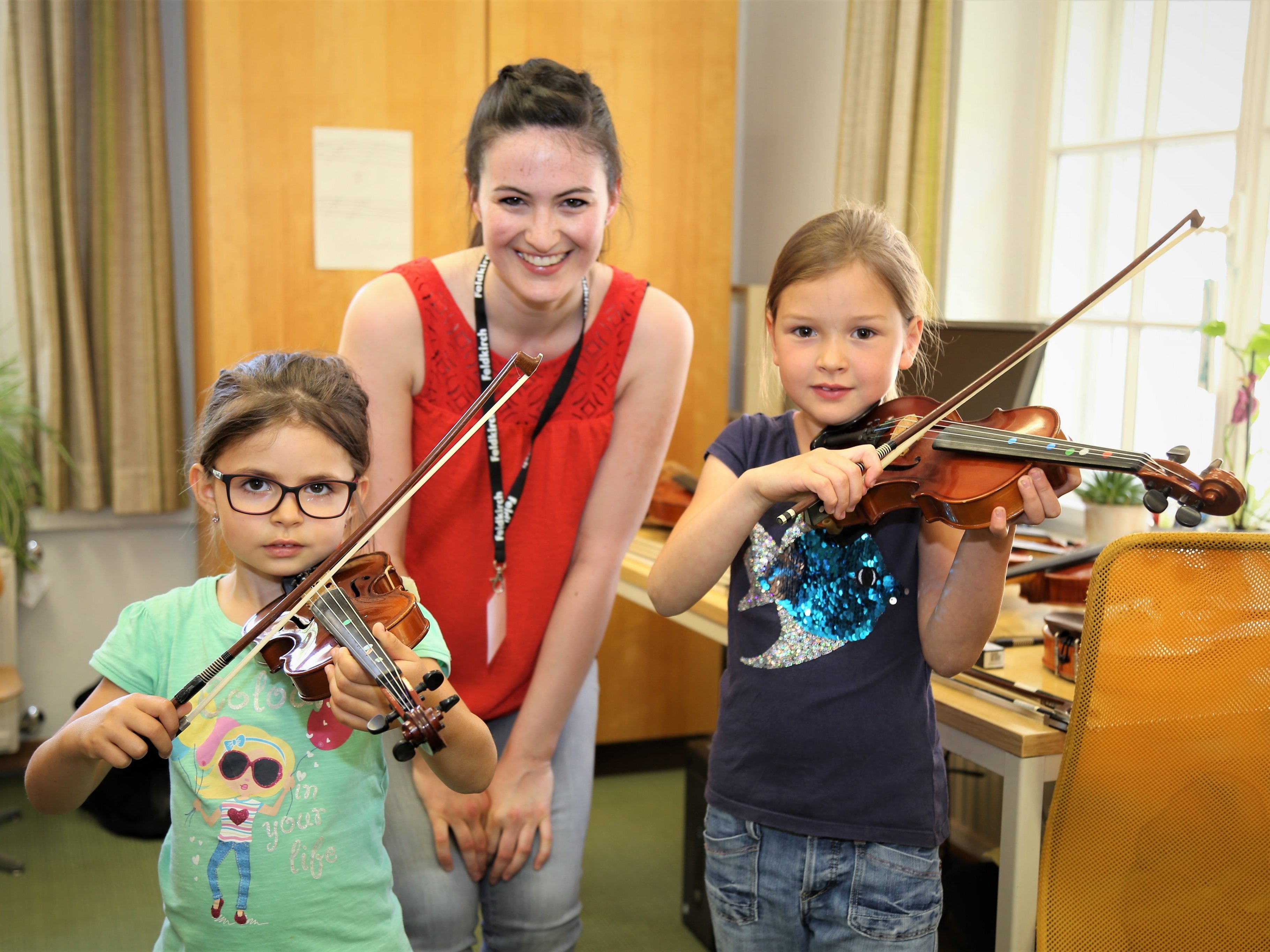 Leonie und Laura haben sich für die Violine sehr interessiert. Silvja gab den Mädchen Einblicke.