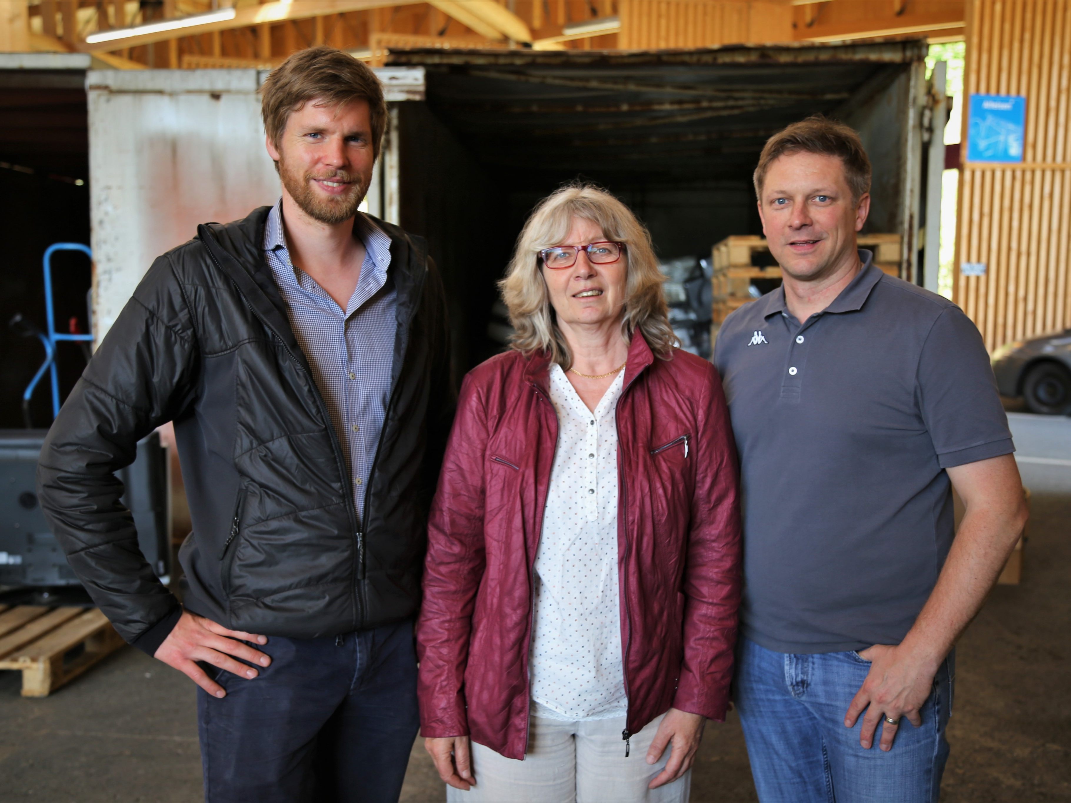 Aaron Oberscheider (Umweltverband) mit Umweltstadträtin Marlene Thalhammer und ASZ-Leiter Marcel Längle.