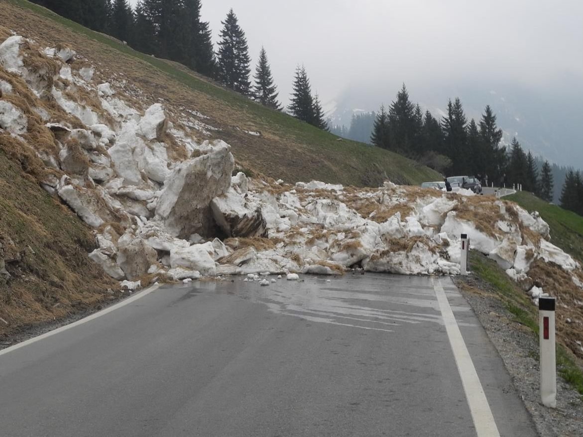 Das Schneebrett verlegte die L198 für dreieinhalb Stunden. Das Schneebrett verlegte die L198 für dreieinhalb Stunden.