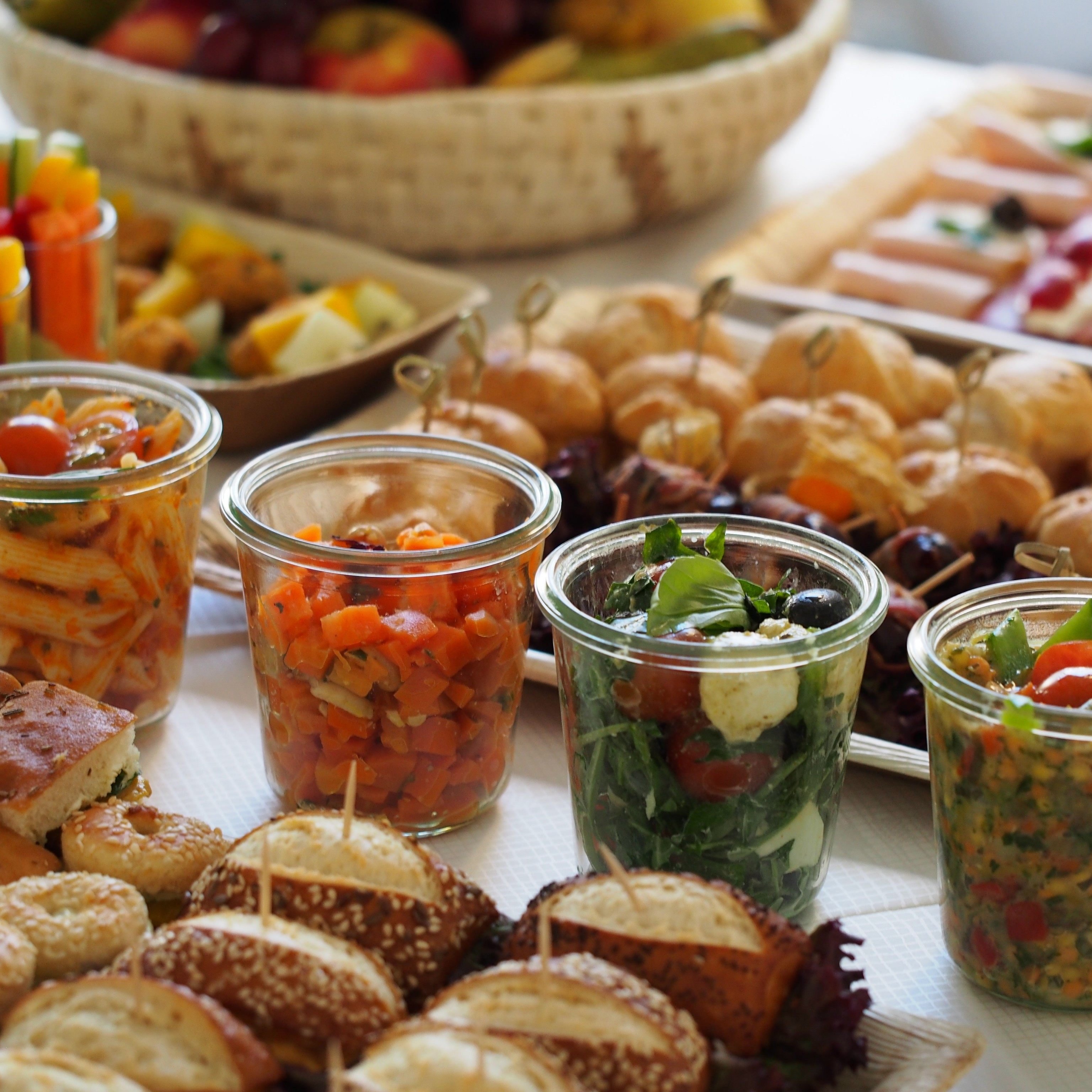Die Catering-Plattform LEMONCAT vermittelt Caterer an Unternehmen.