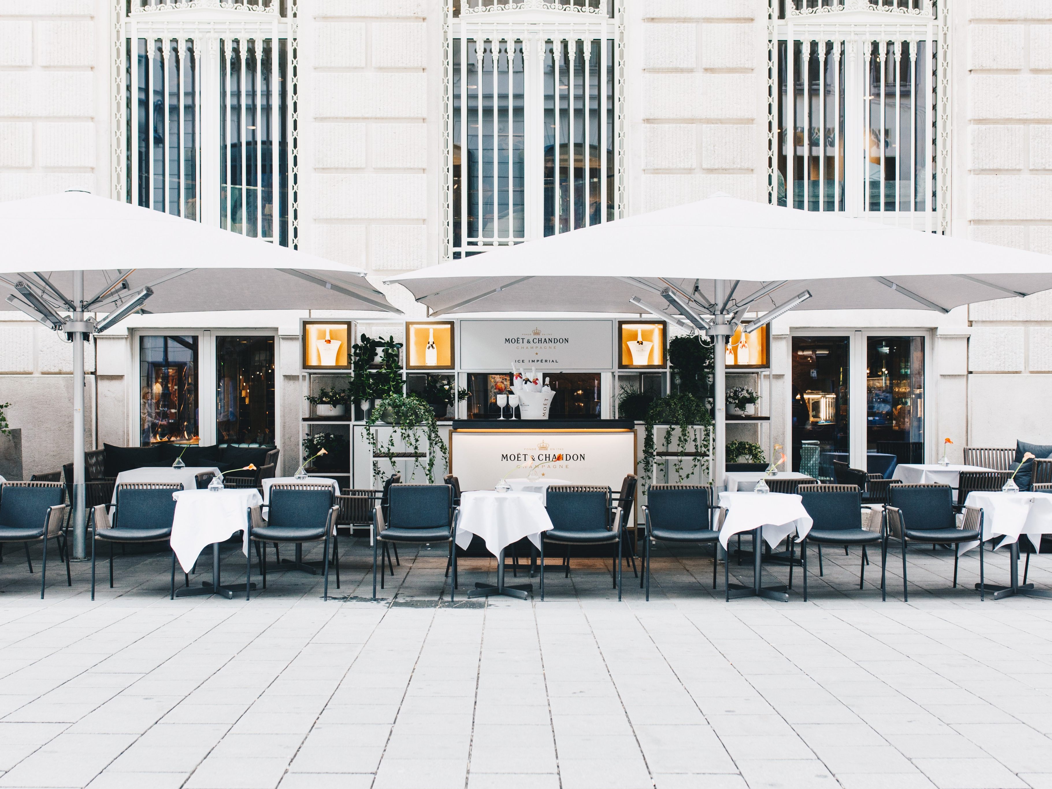 Das Park Hyatt Vienna hat seine Schanigarten-Saison eröffnet.