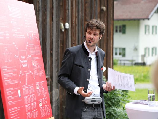 Michael Junginger (Marketingleitung Montafon Tourismus) stellte bei einer der vier interaktiven Stationen die neu erarbeitete Zielgruppendefinition im Tourismusleitbild vor.