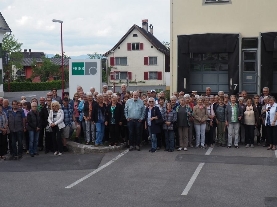 Gruppenfoto vor der Firma Fries