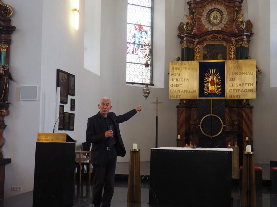 Pfarrer Paul Burtscher die Historie der Basilika in Bildstein