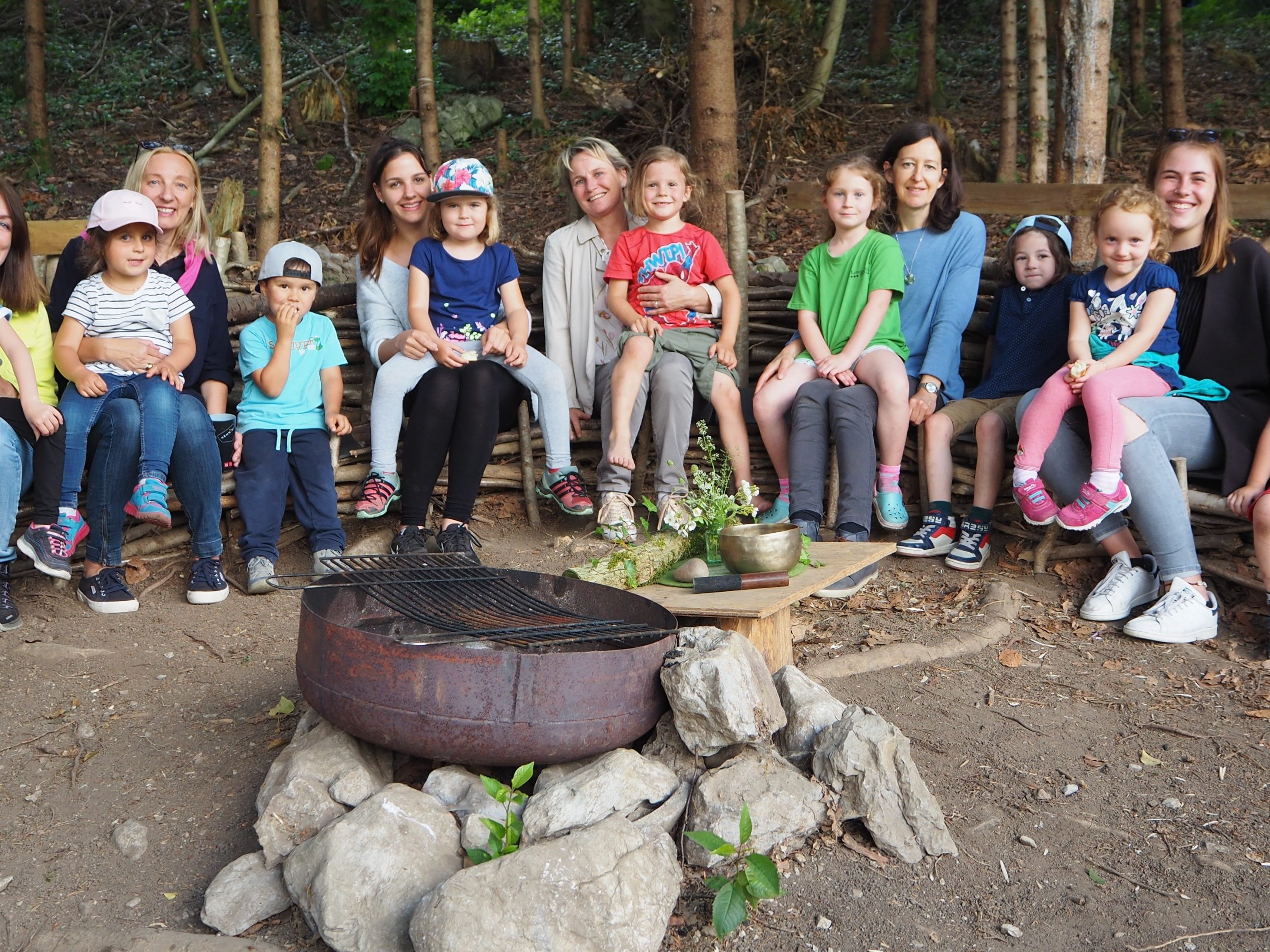 Kinder und Pädagogen in ihrer neuen Naturoase Kinder und Pädagogen in ihrer neuen Naturoase