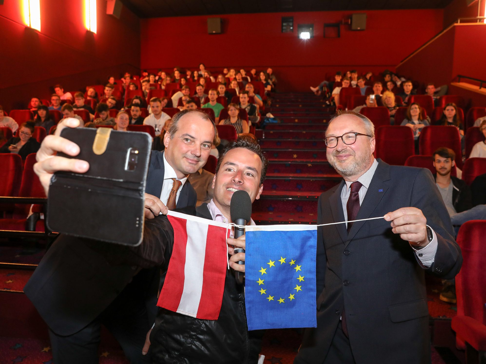 Georg Pfeifer, Leiter des Informationsbüros des Europäischen Parlaments, Jugendmoderator Phillip Pertl und Wolfgang Bogensberger, Leiter der Politischen Berichterstattung und Stellvertreter des Leiters der Vertretung der Europäischen Kommission in Österreich, mit Schülern