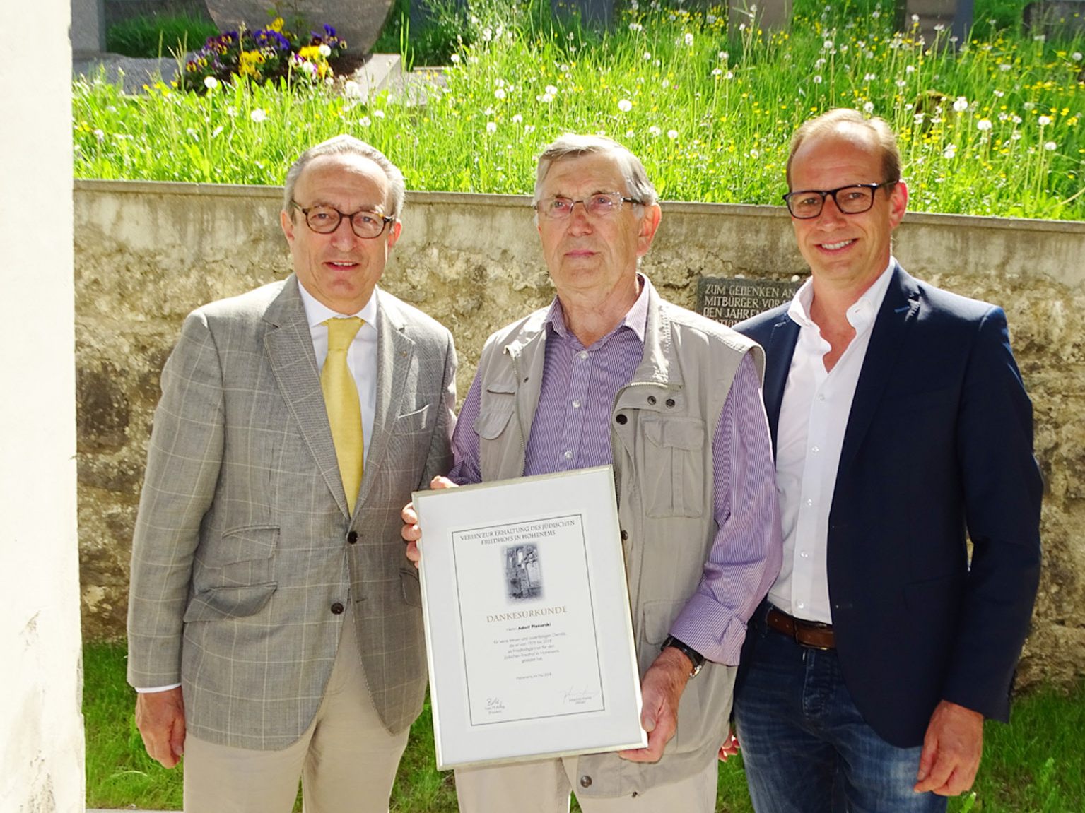 Yves Bollag (l.) und Bürgermeister Dieter Egger bedankten sich bei Adi Pleterski. Yves Bollag (l.) und Bürgermeister Dieter Egger bedankten sich bei Adi Pleterski.