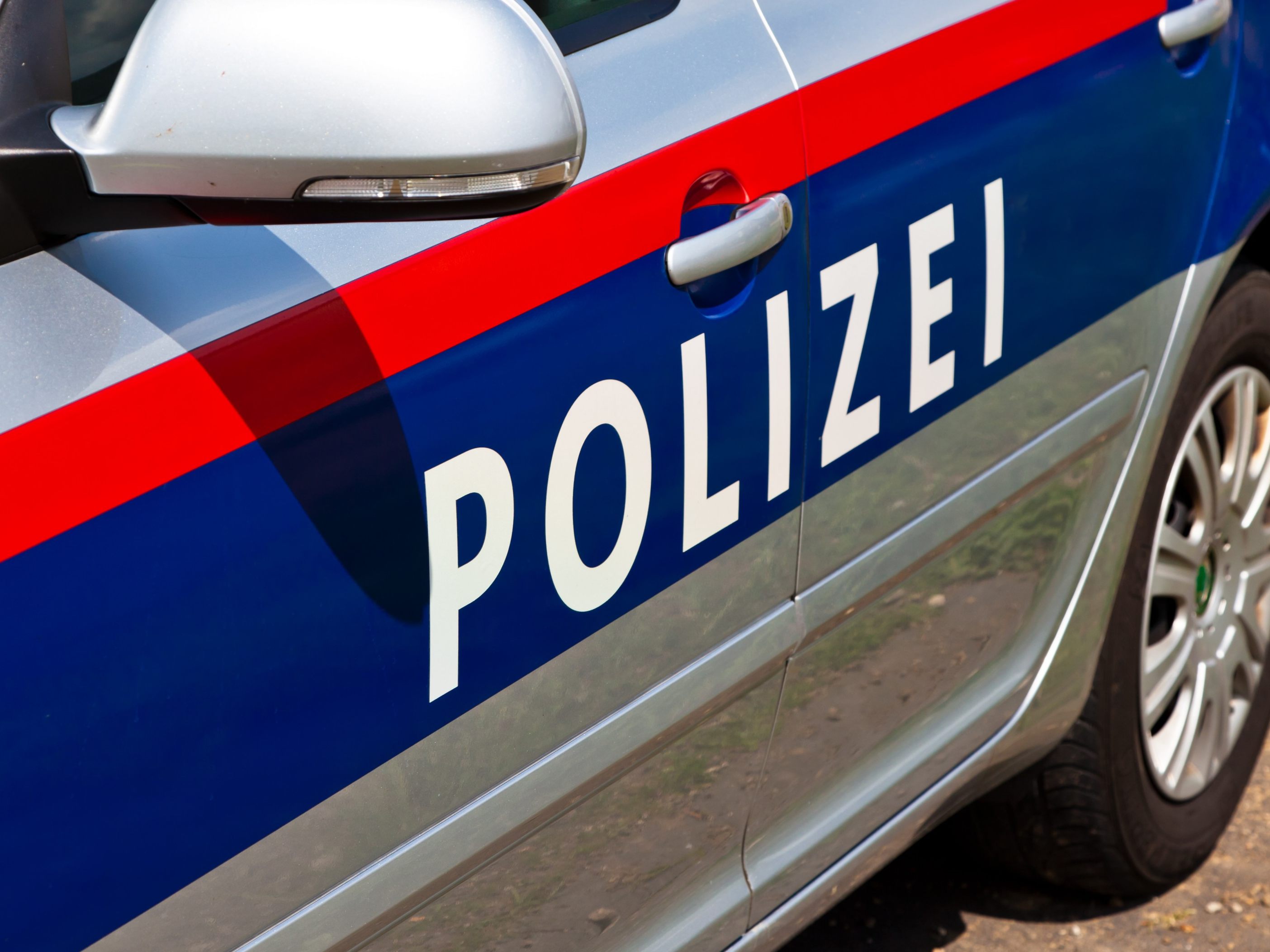 Der Motorradfahrer blieb unverletzt, der Mopedfahrer verletzte sich leicht.