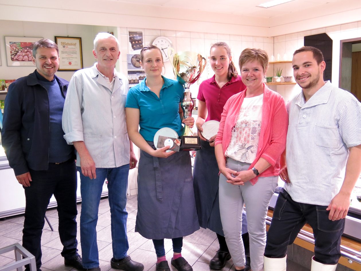 Das Team des Meistermetzgers Schlierenzauer freut sich mit Barbara, Petra und Jonas.