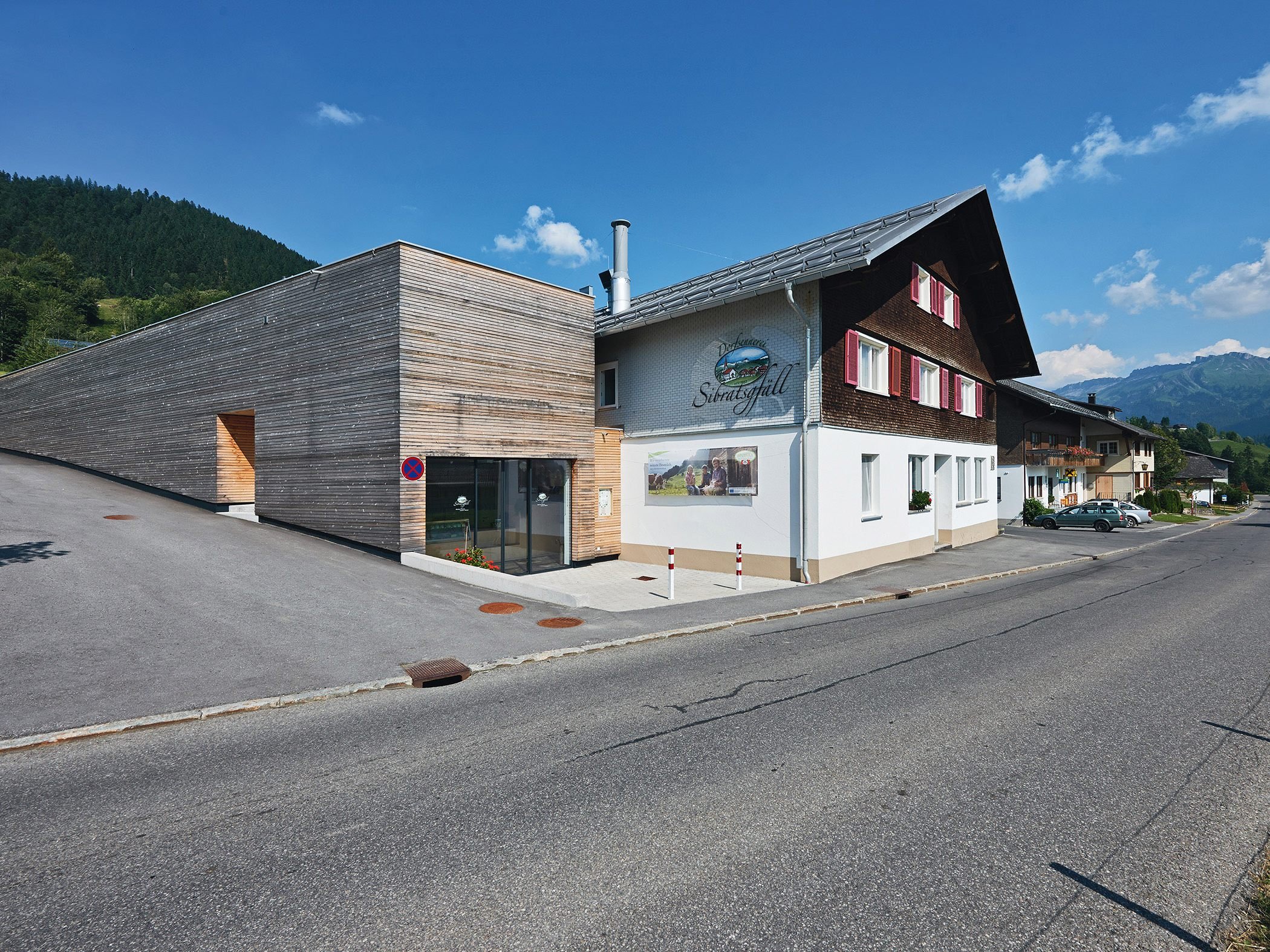 Die Bauern bringen die Milch selbst zur Sennerei, wo vom Sennpersonal täglich frische, hochwertige und naturbelassene Produkte aus Heumilch erzeugt werden.