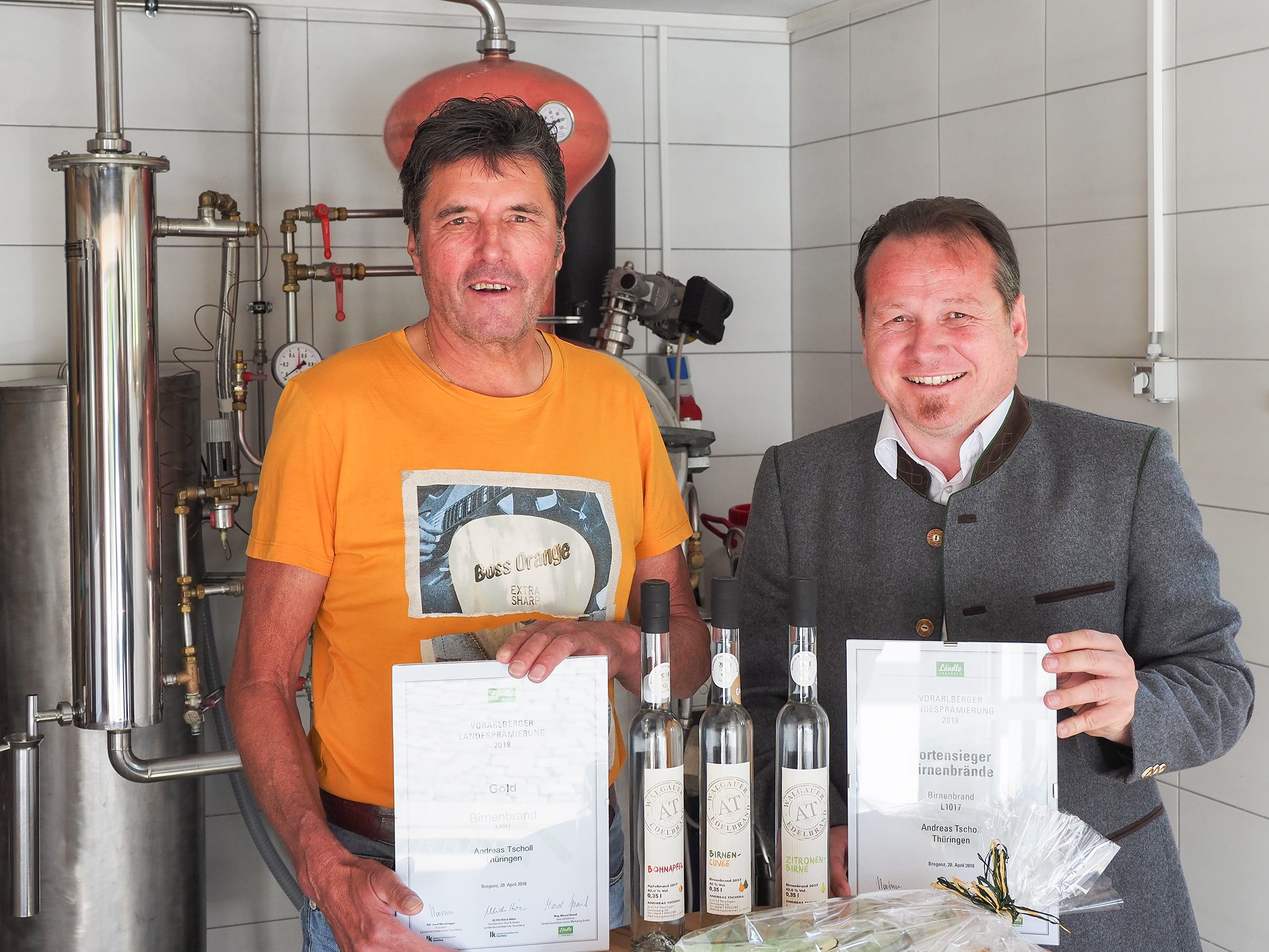 Bürgermeister Mag. Harald Witwer (re) gratulierte dem Thüringer Meisterbrenner Andy Tscholl.