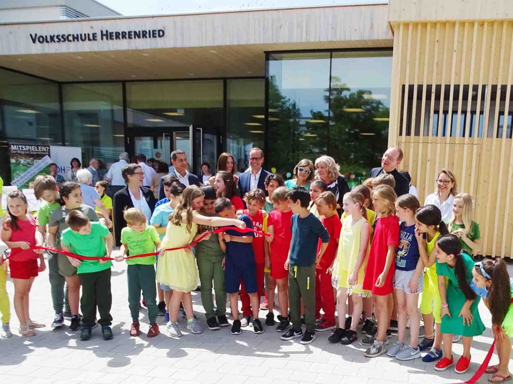 Schüler durften das Band zur Eröffnung der sanierten Volksschule durchschneiden.