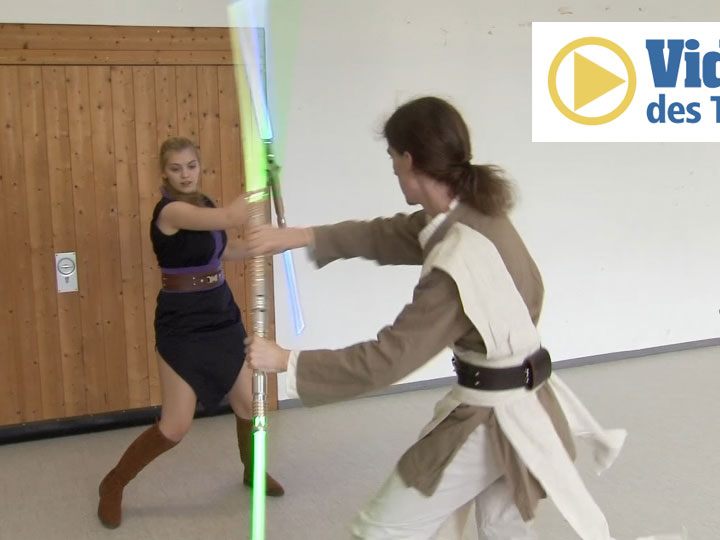 Schüler üben den Umgang mit Lichtschwertern.