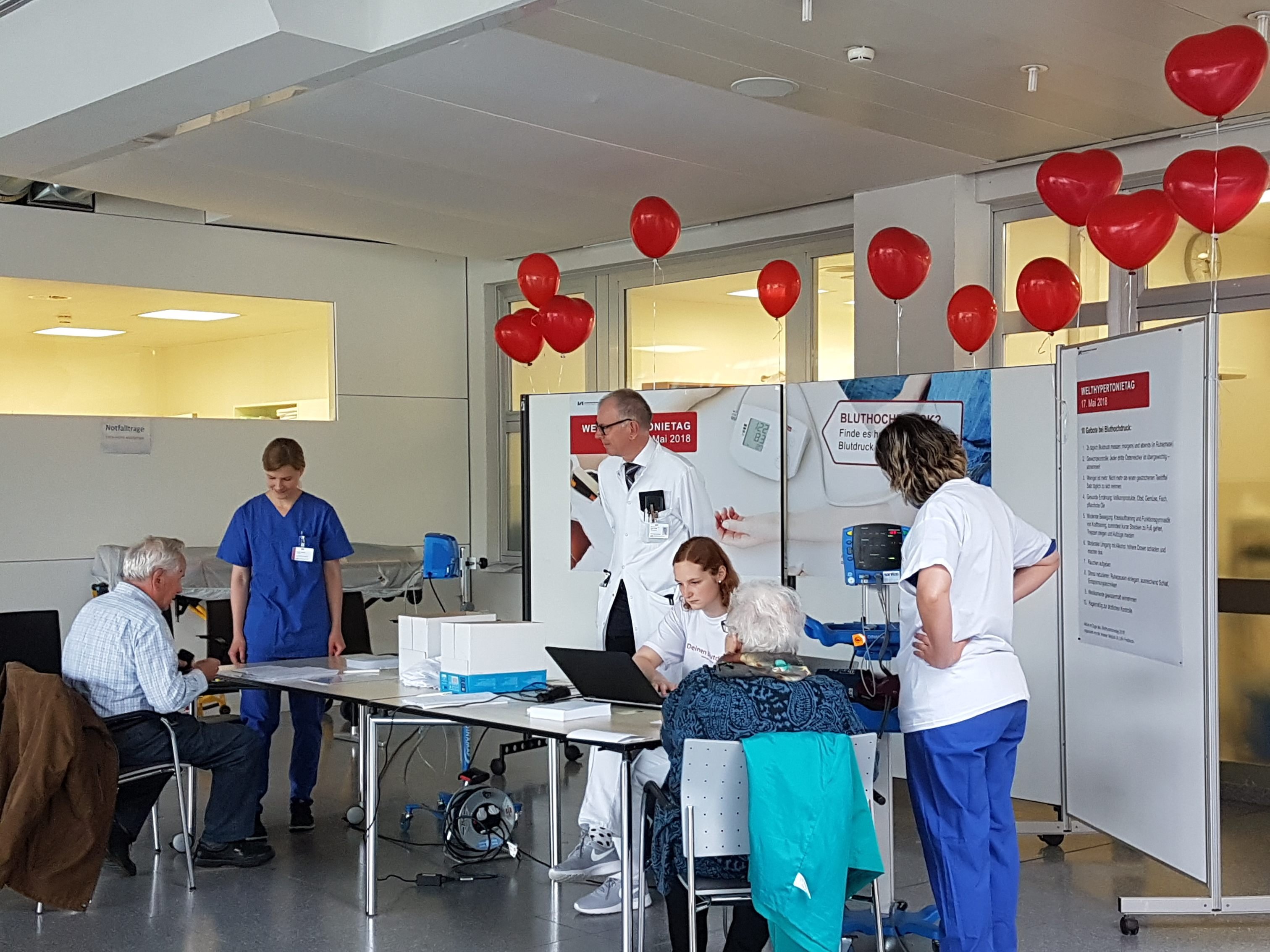 Die Aktion im LKH Feldkirch am Tag des Bluthochdrucks wurde gut angenommen. Am 17. Mai 2018 hatten alle Personen über 18 Jahre, die ins LKH Feldkirch kamen, die Möglichkeit, sich den Blutdruck messen zu lassen und sich über die eigenen Werte zu informieren.
