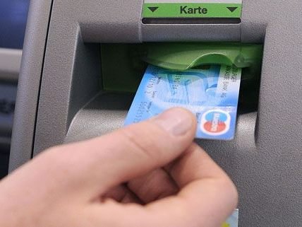 Kurz nachdem er am Bankomaten Geld behoben hatte, wurde der 88-Jährige überfallen.