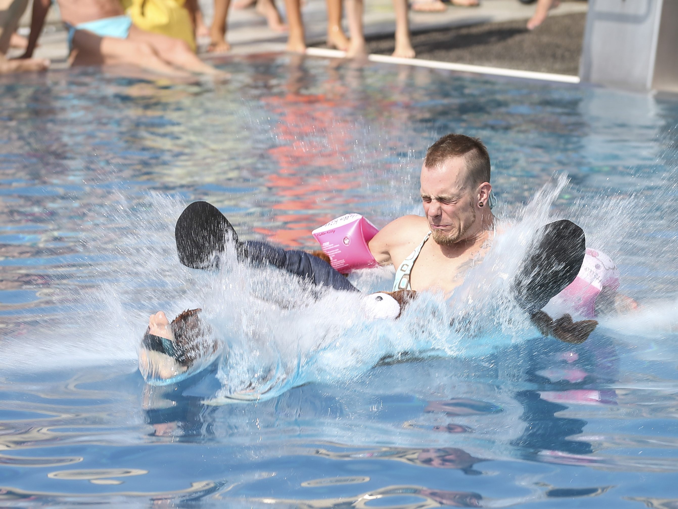 Der beste Arschbomben-Contest Österreichs findet am Sprungturm im Badener Strandbad statt.